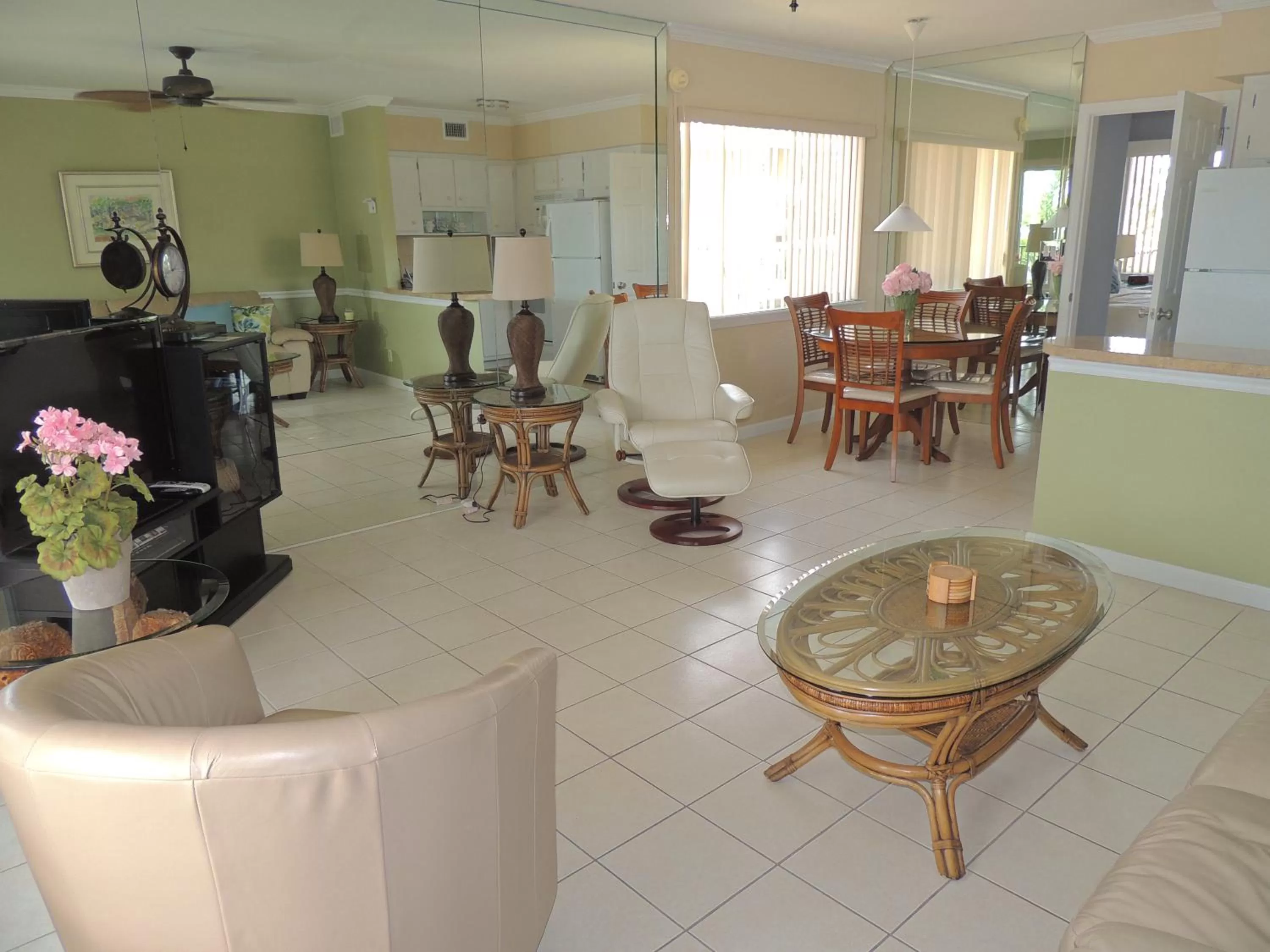 Living room, Restaurant/Places to Eat in Aqua Mar Condos