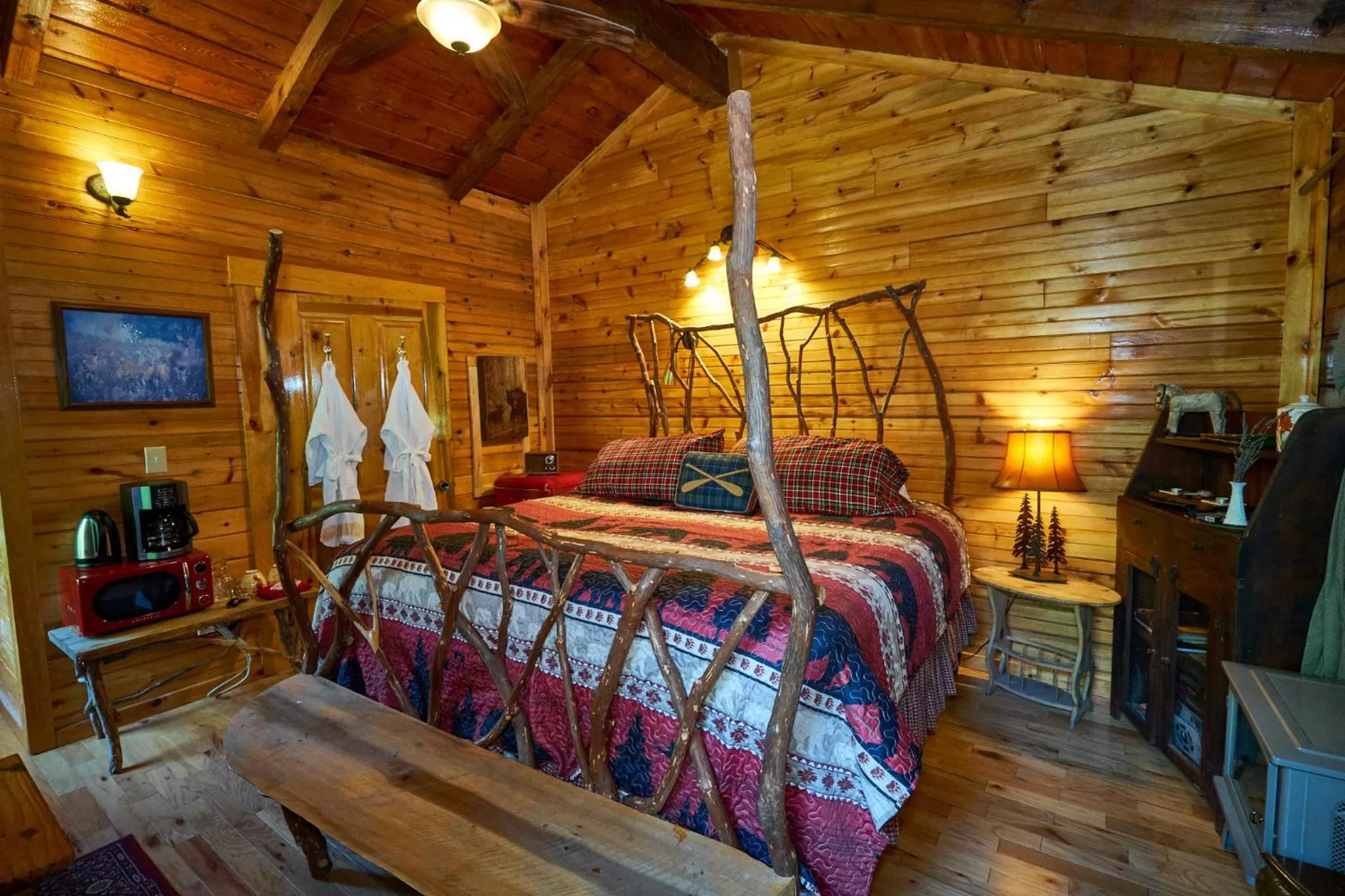 Bed in Creekwalk Inn Bed and Breakfast with Cabins