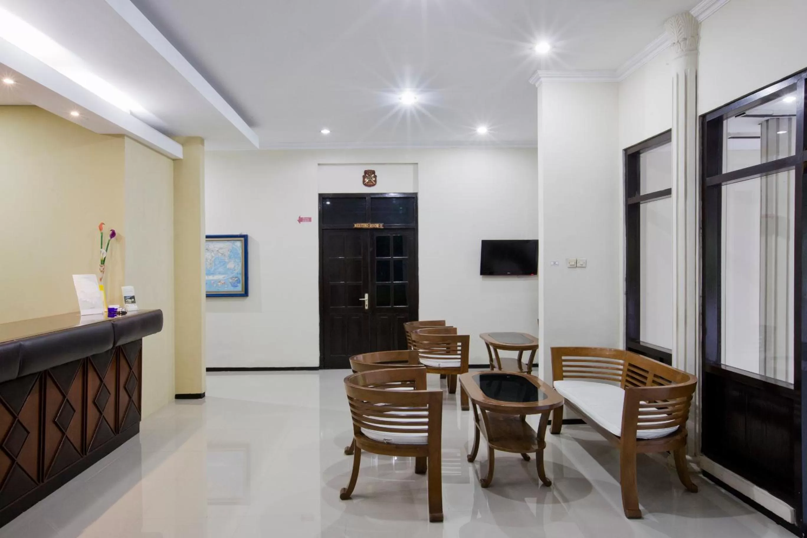 Communal lounge/ TV room in Hotel Galuh Anindita