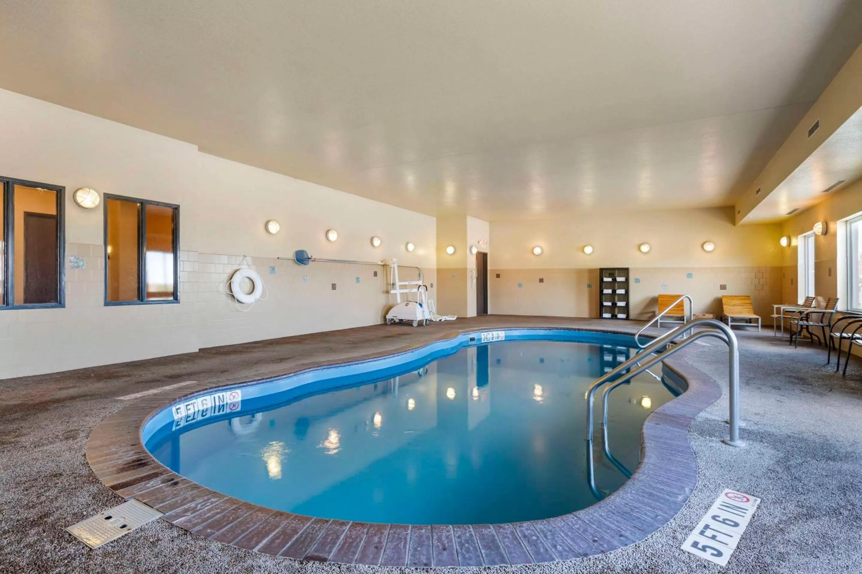 Swimming pool in Sleep Inn & Suites
