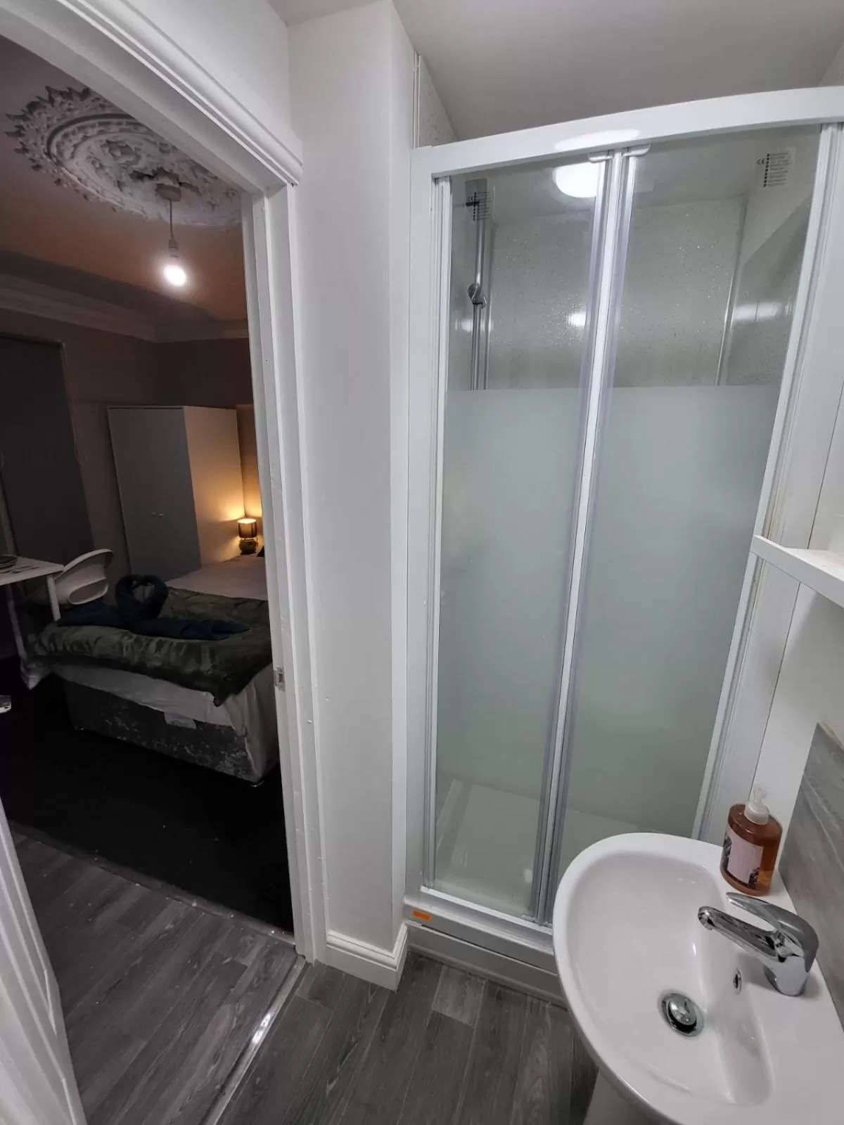 Shower in Easy Living Nottingham - Burns Street