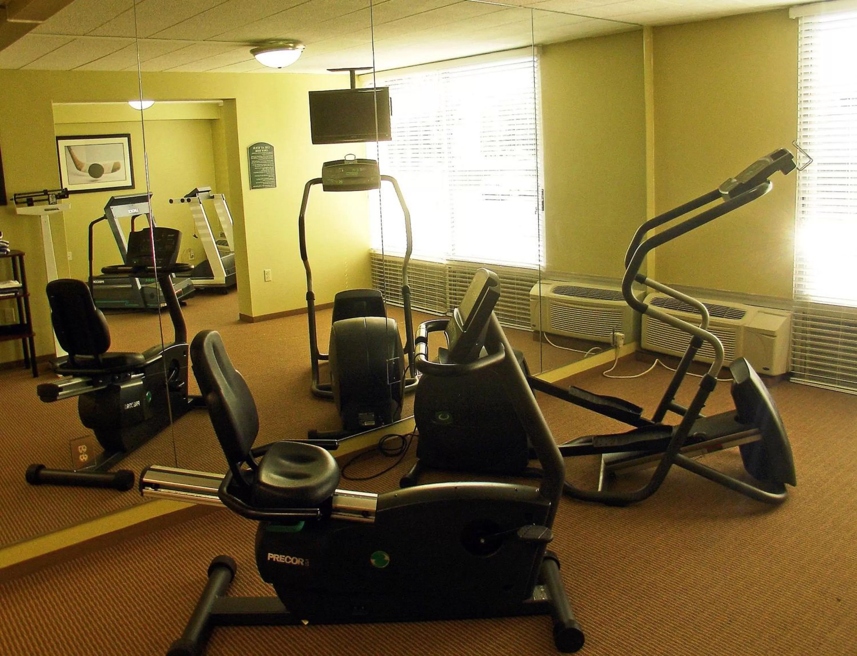 Fitness centre/facilities in Armoni Inn & Suites