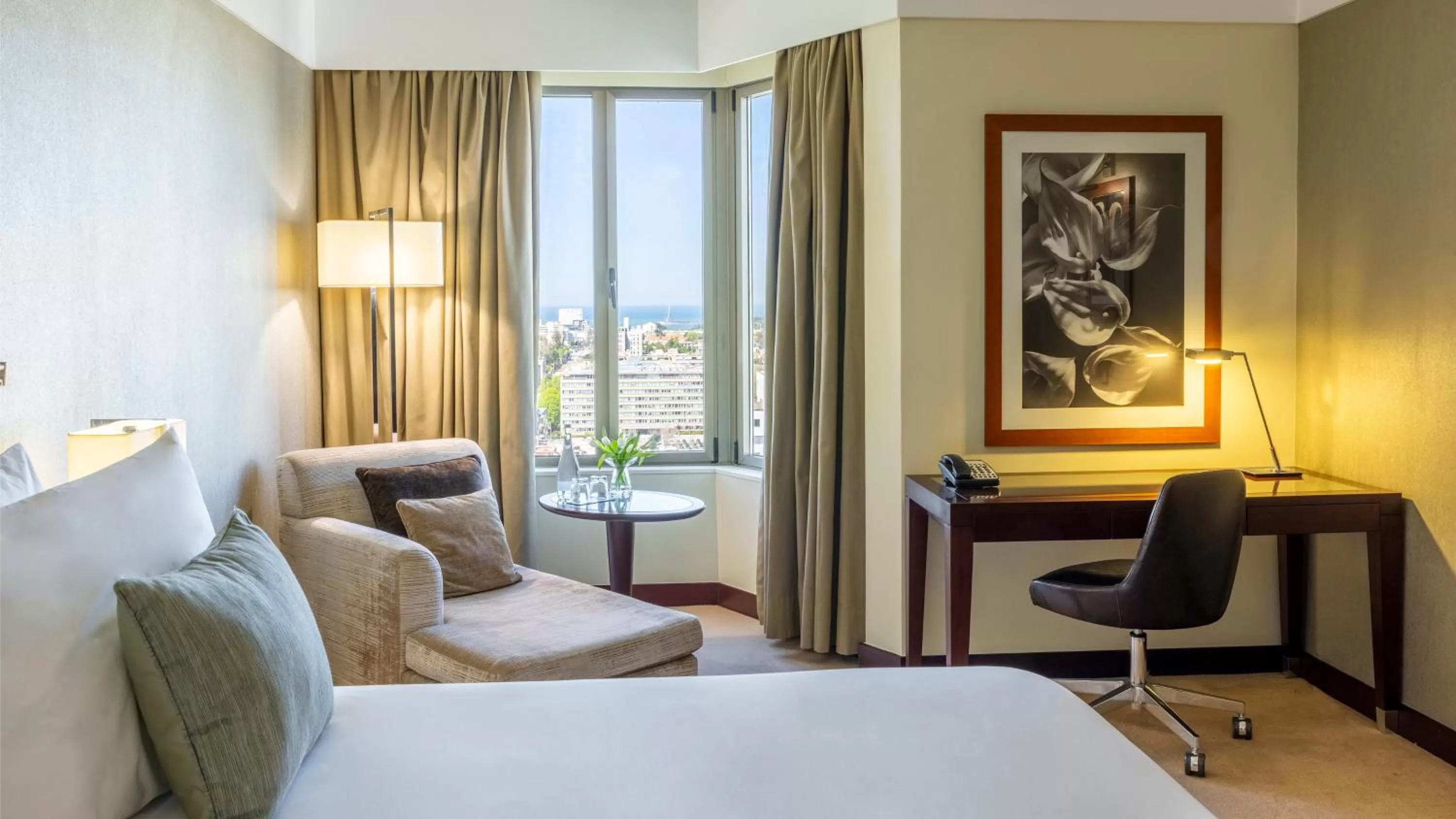 Photo of the whole room, Bed in Crowne Plaza Porto by IHG