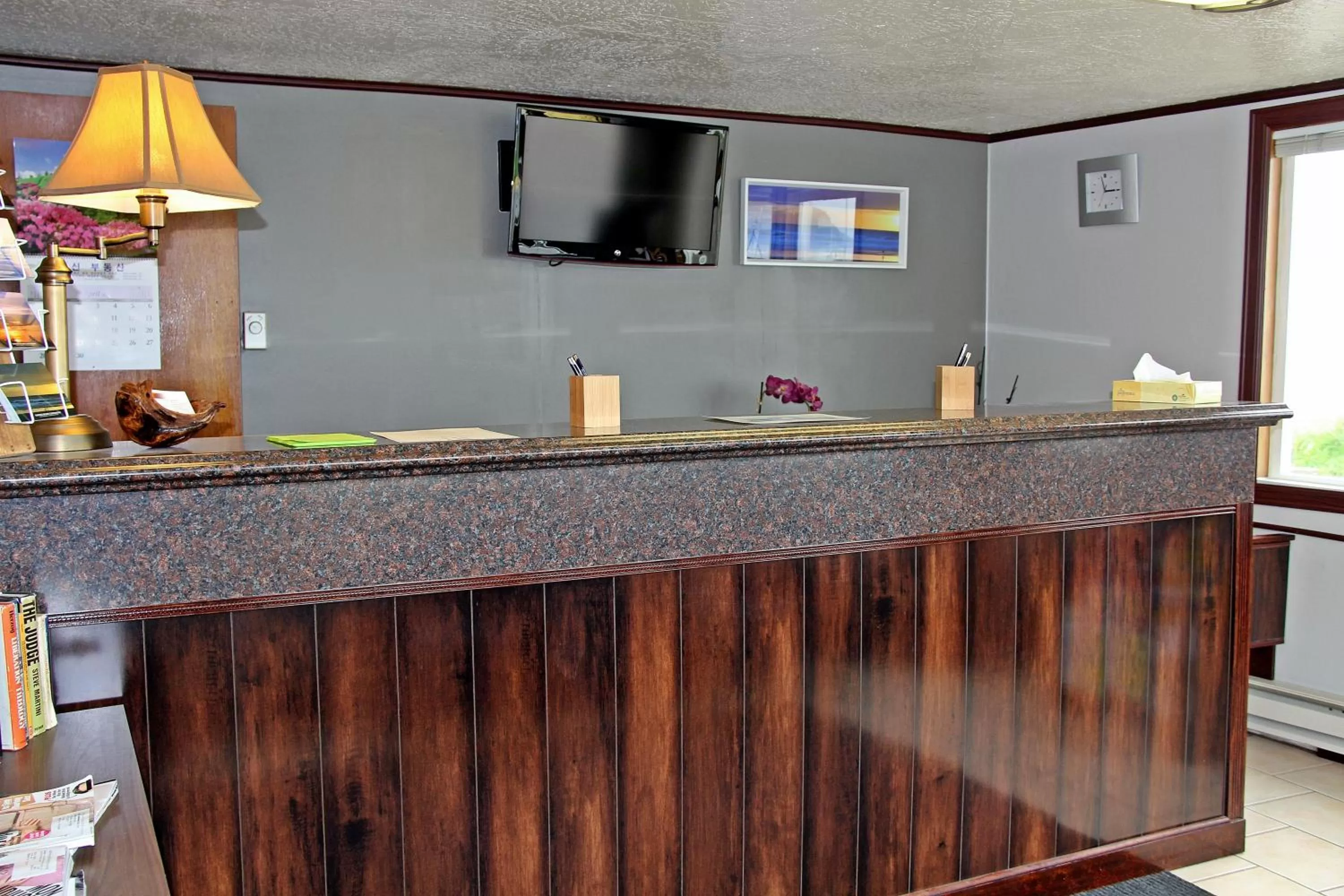 Lobby or reception in Sunset Surf Motel