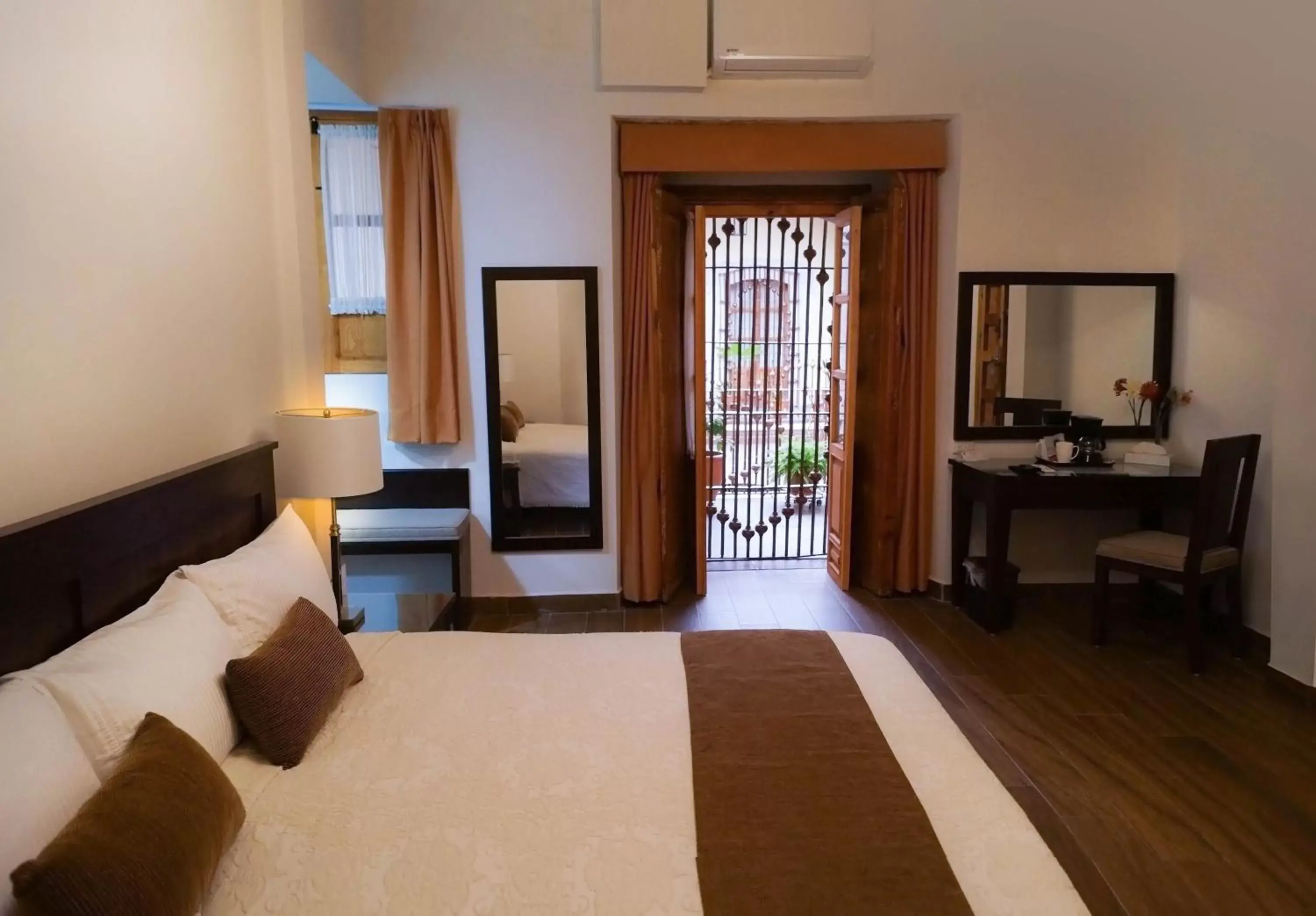 Junior Suite in Hotel Casa Faroles Centro Histórico Junior Suite in Hotel Casa Faroles Centro Histórico