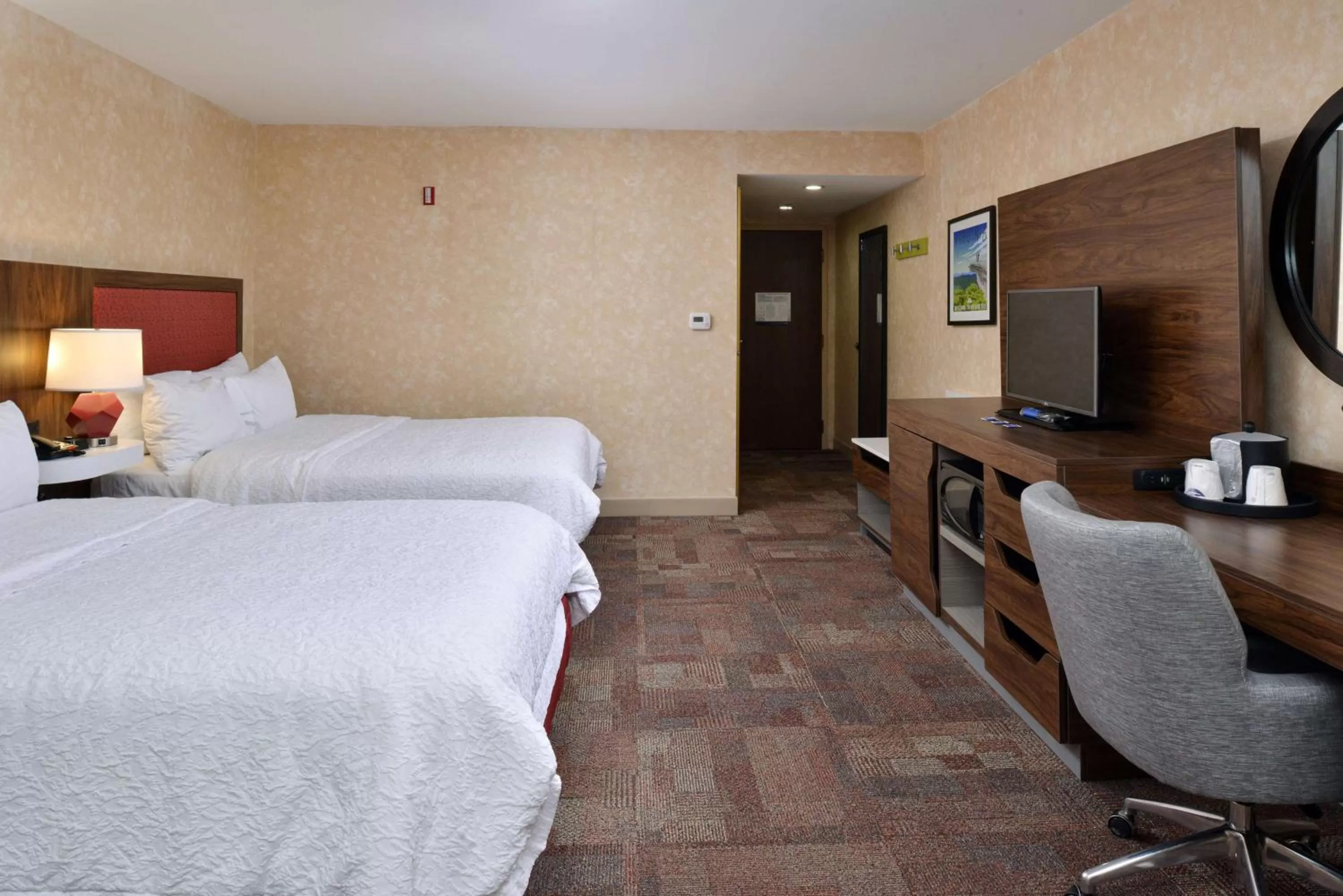 Bedroom, Bed in Hampton Inn Wytheville