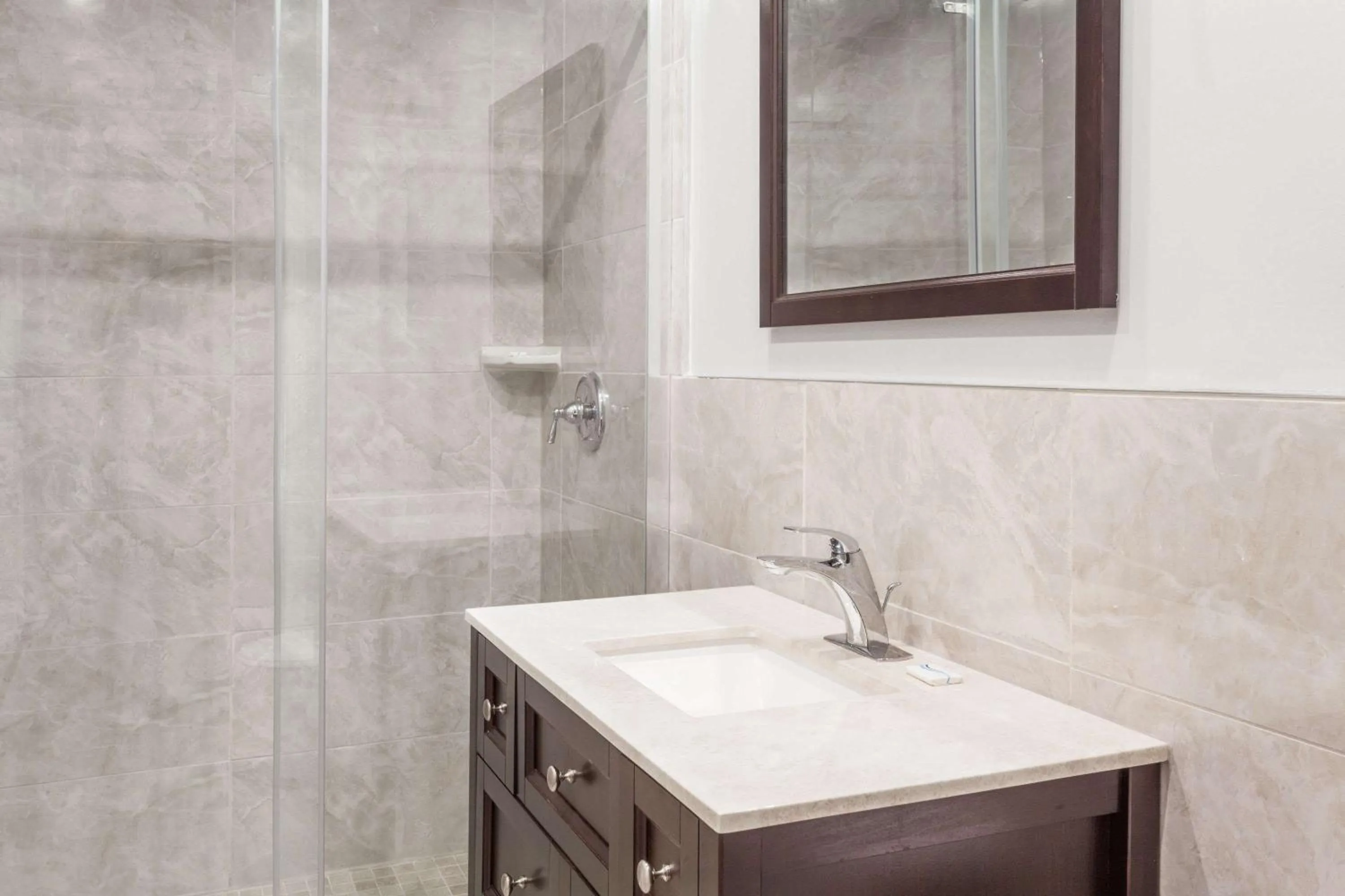 Photo of the whole room in Knights Inn Kingston