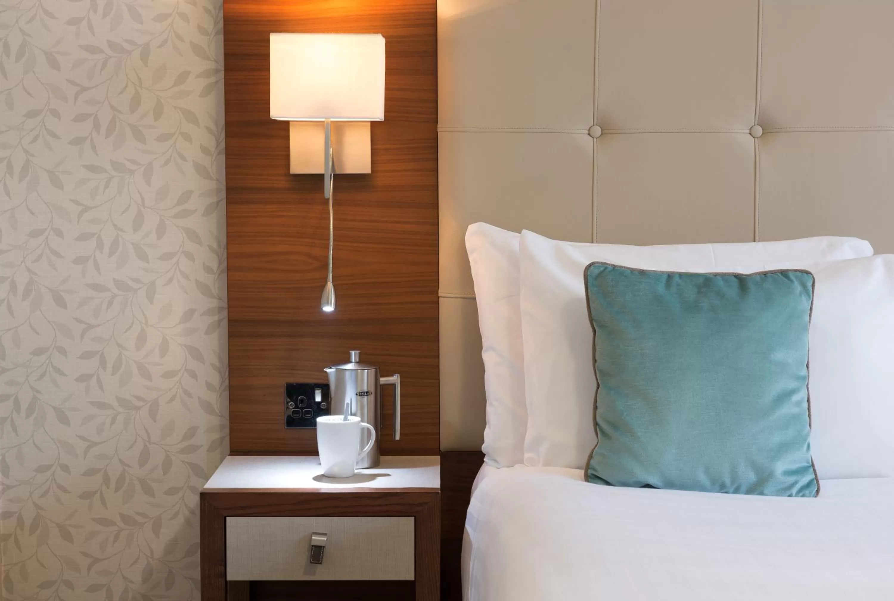 Bed in Best Western Red Lion Hotel