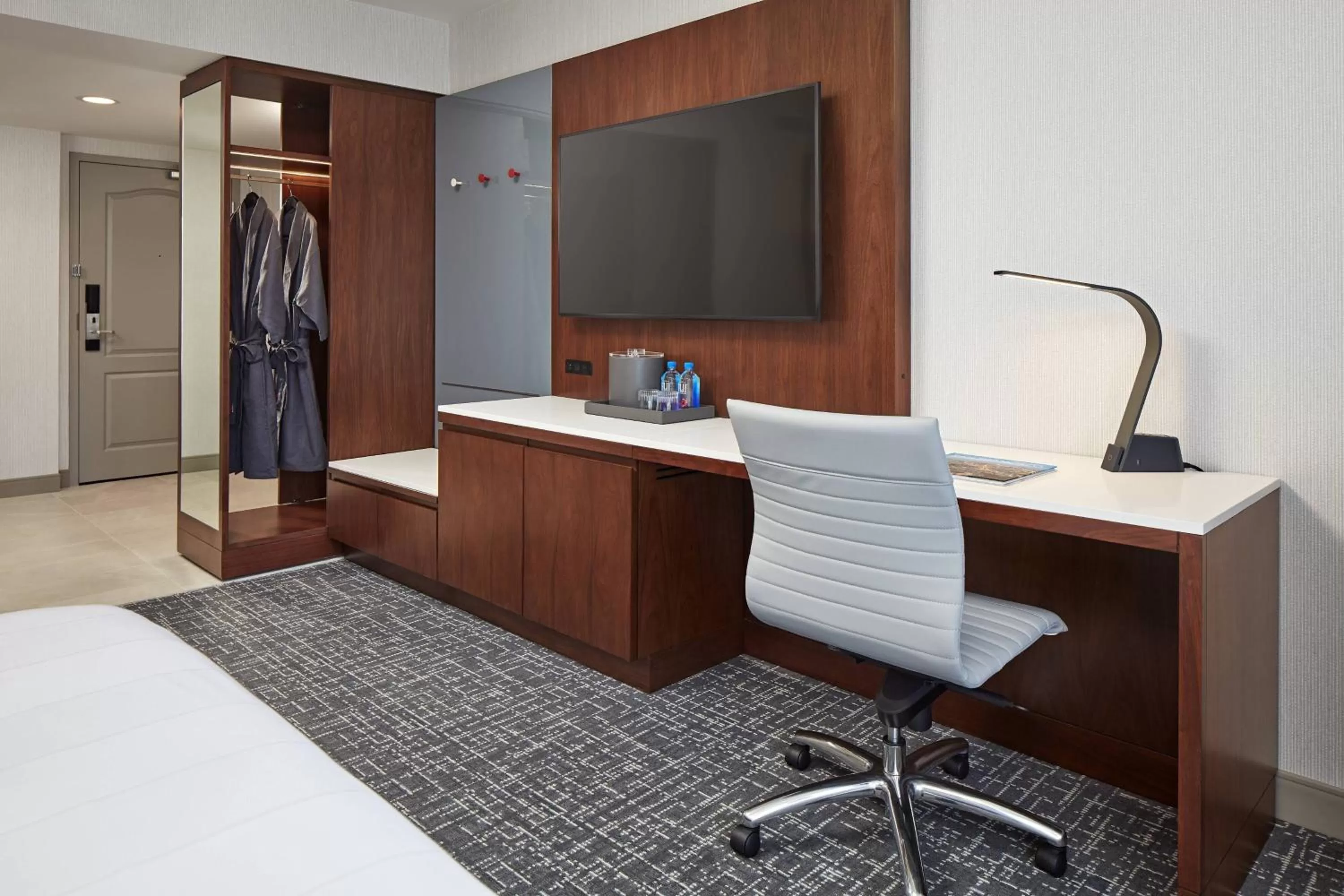 Photo of the whole room, Bathroom in San Mateo Marriott San Francisco Airport