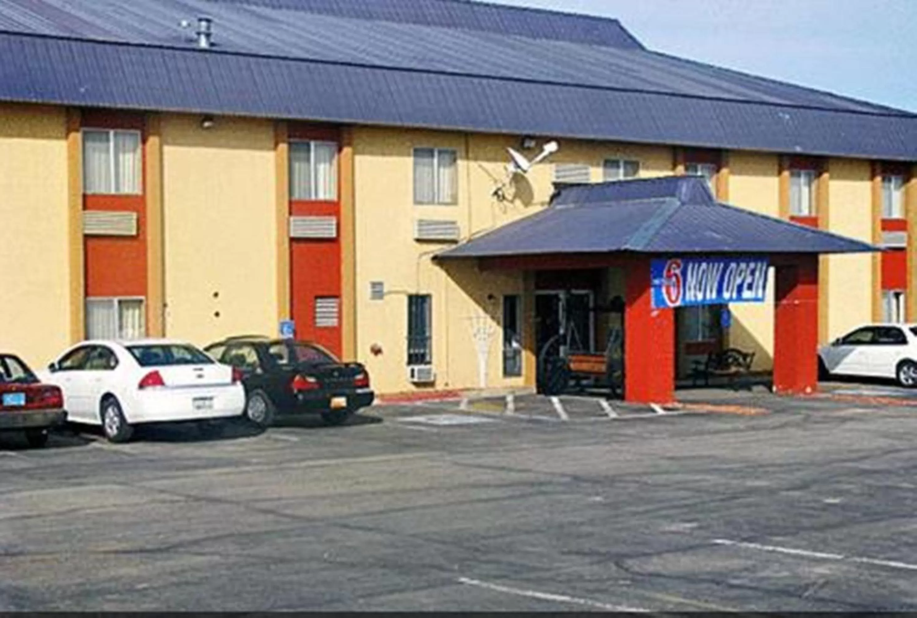 Property building in Motel 6-Moriarty, NM