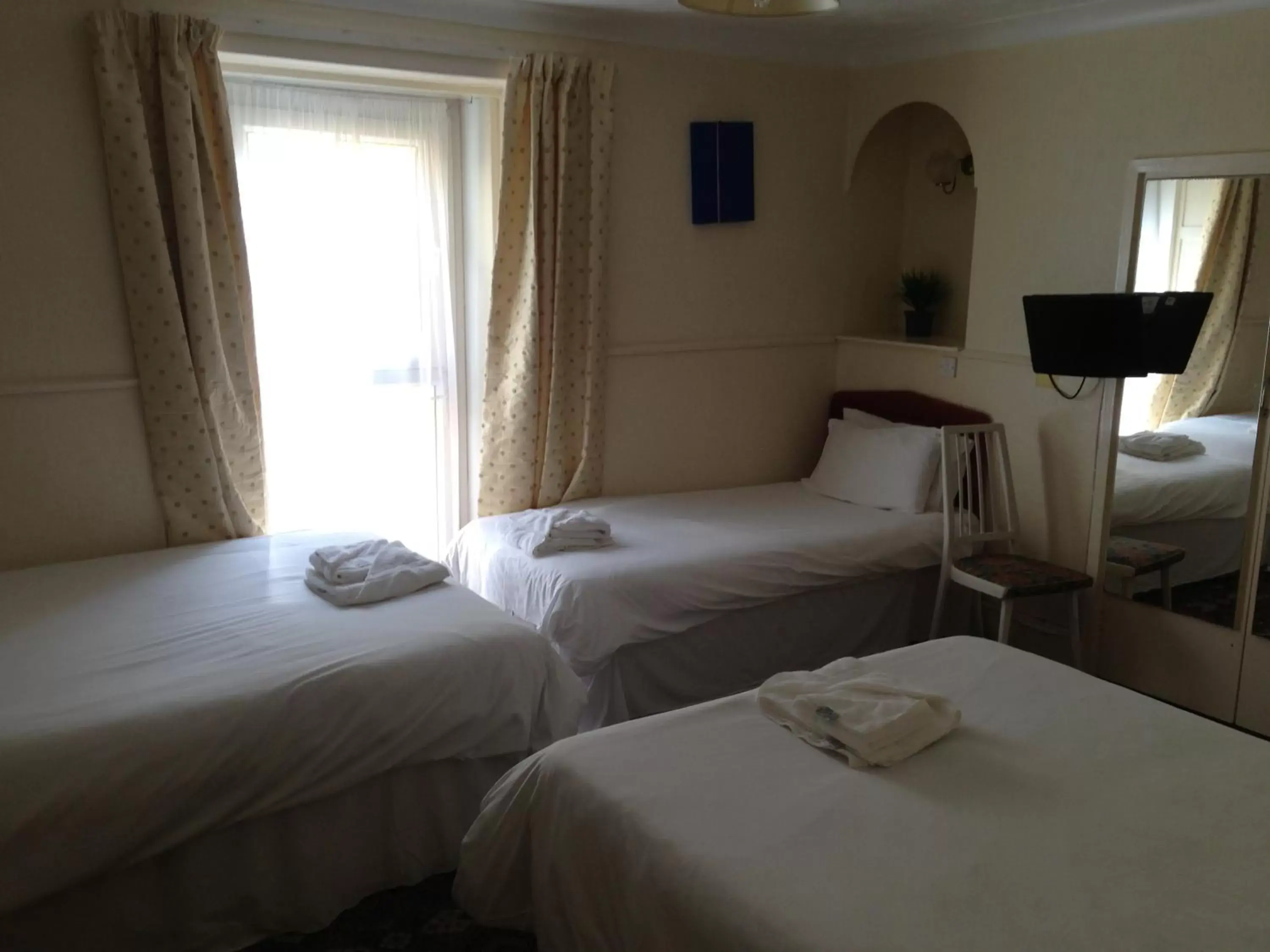 Family Room with Private Bathroom in The Kynance House on Plymouth Hoe ,26 Ensuite Rooms Family Room with Private Bathroom in The Kynance House on Plymouth Hoe ,26 Ensuite Rooms