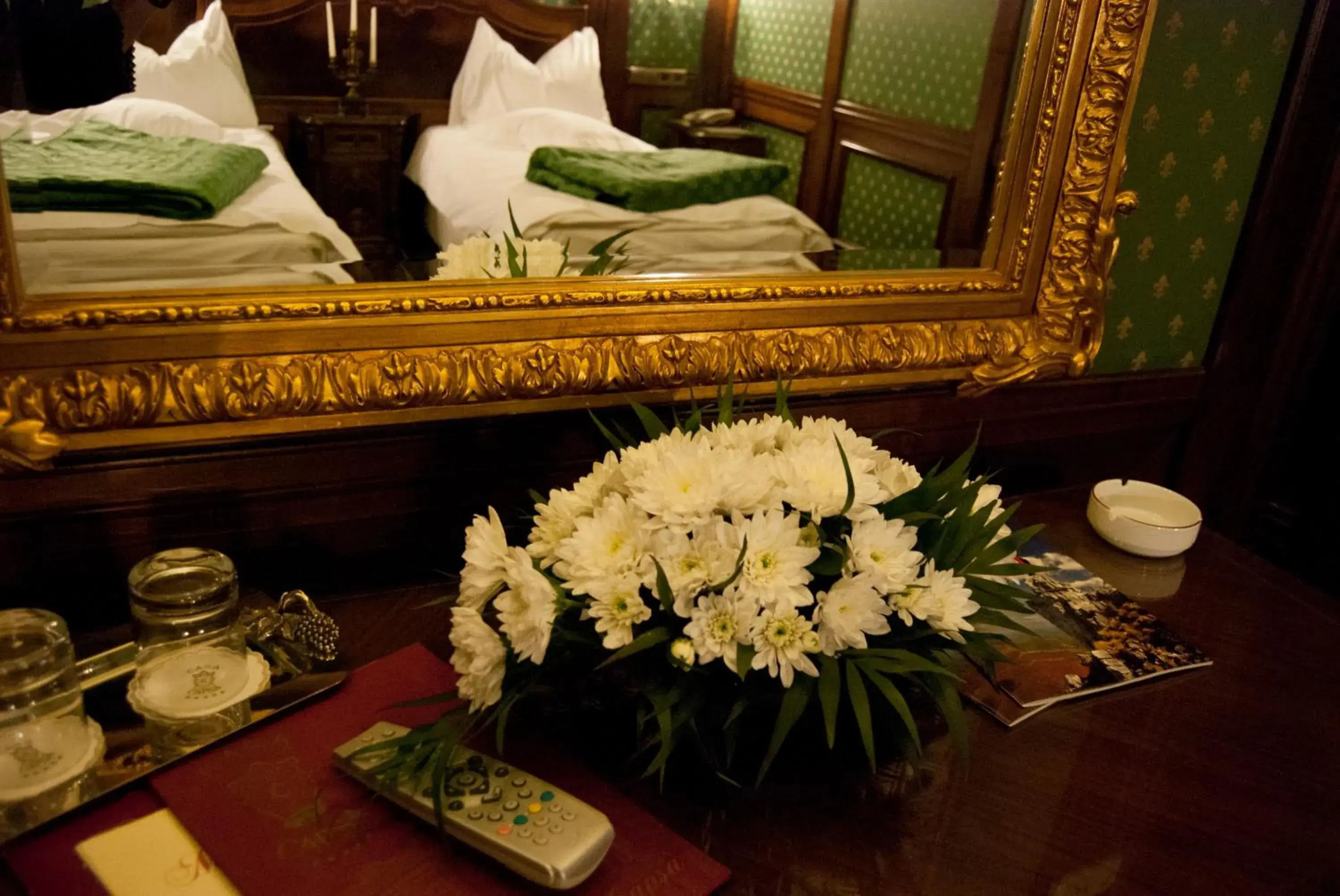 Deluxe Twin Room in Hotel Casa Capsa Deluxe Twin Room in Hotel Casa Capsa