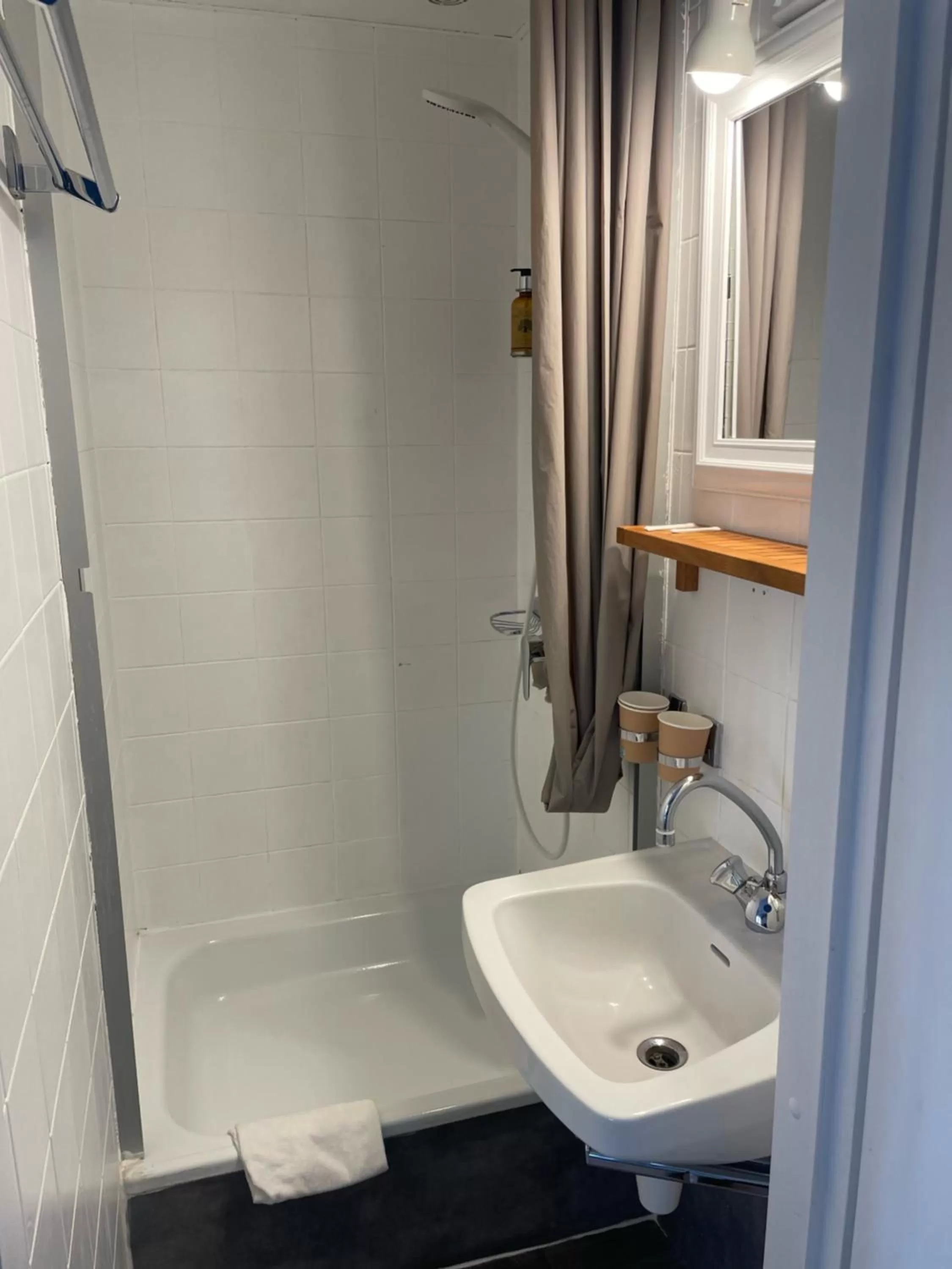 Shower, Bathroom in Hôtel & Restaurant Le Patio VICHY