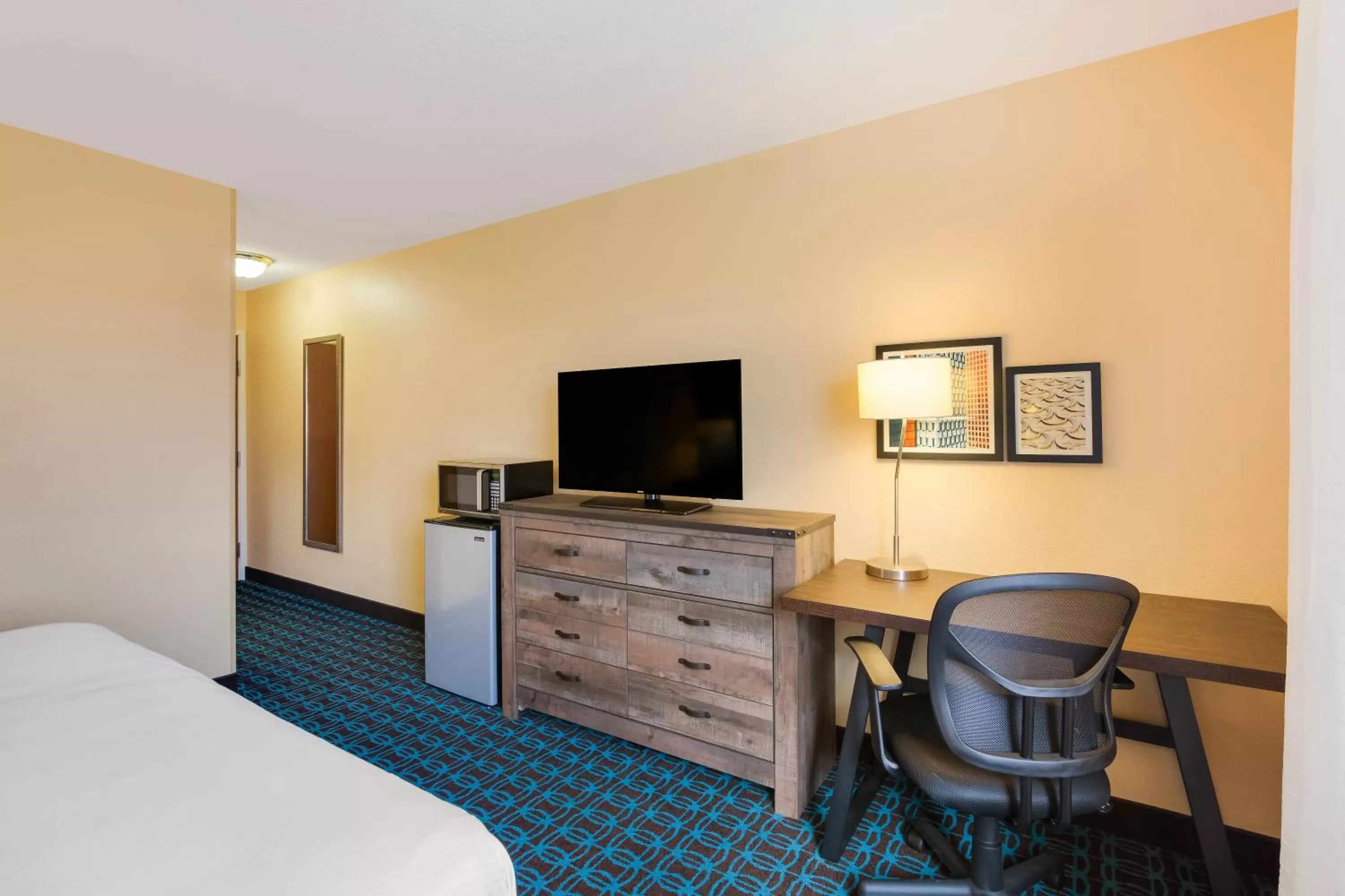 Queen Room - Mobility Access in AmericInn by Wyndham Minot