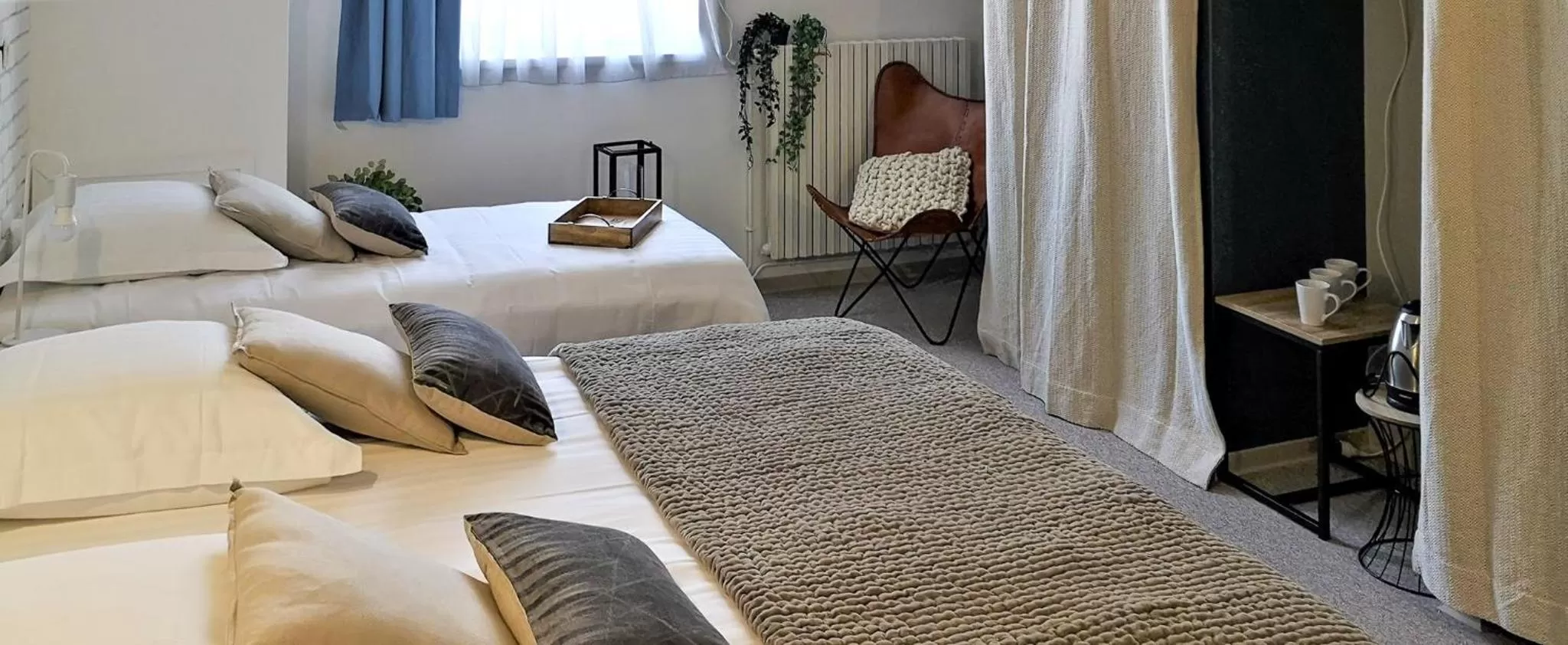 Photo of the whole room, Bed in Centre Bol Vert