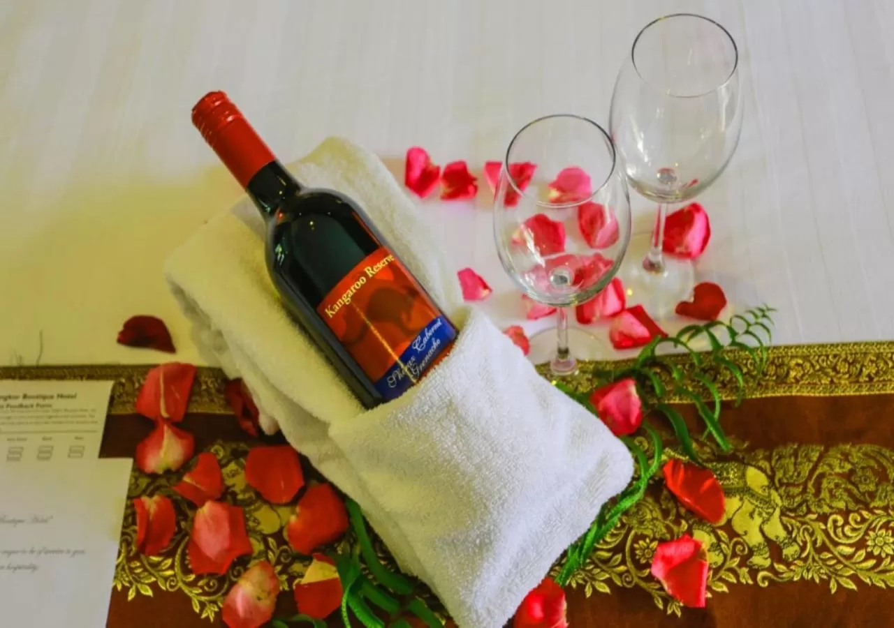 Restaurant/places to eat, Drinks in Ladear Privilege Rooms