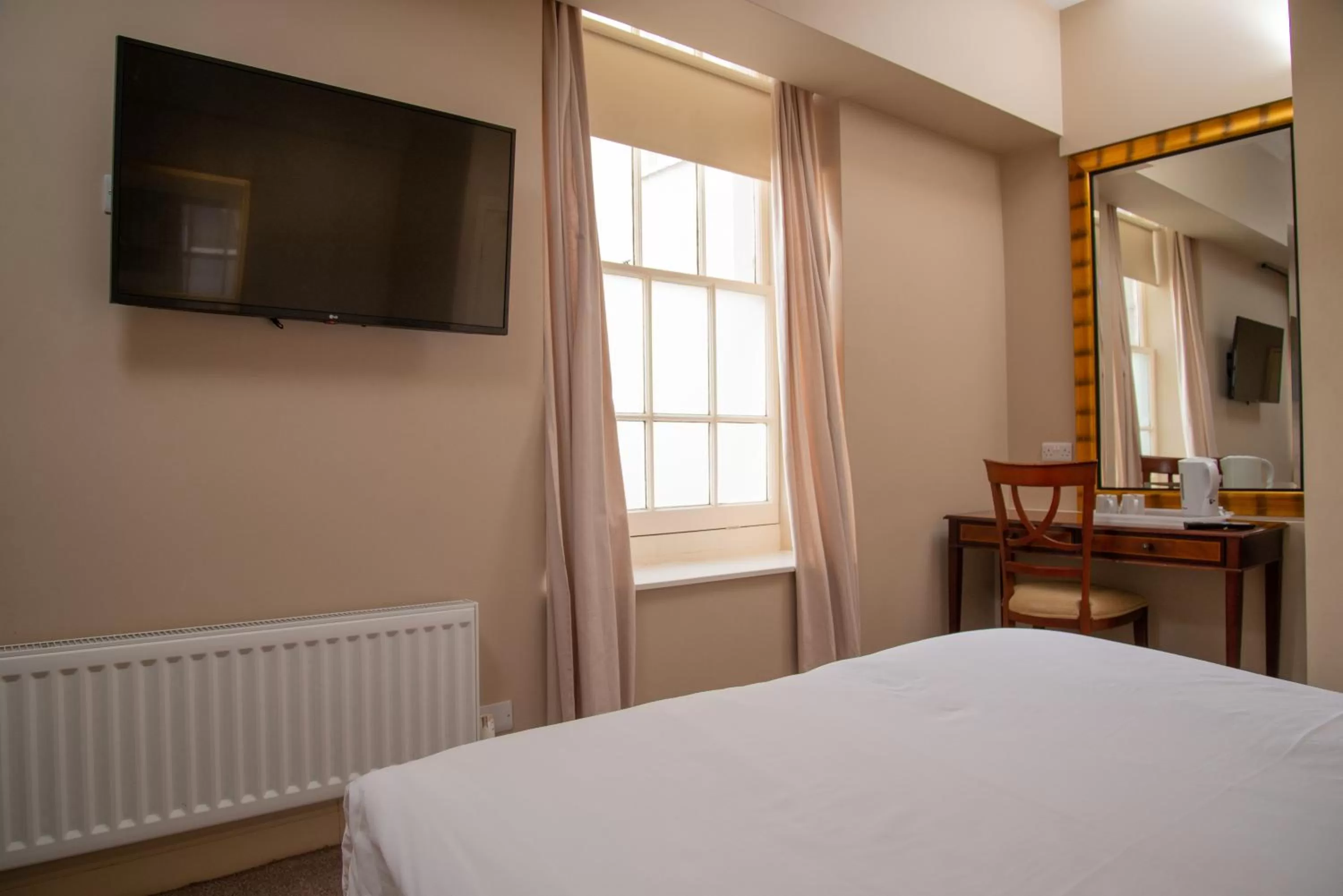 Bedroom, Bed in Royal Hotel, Bar & Grill