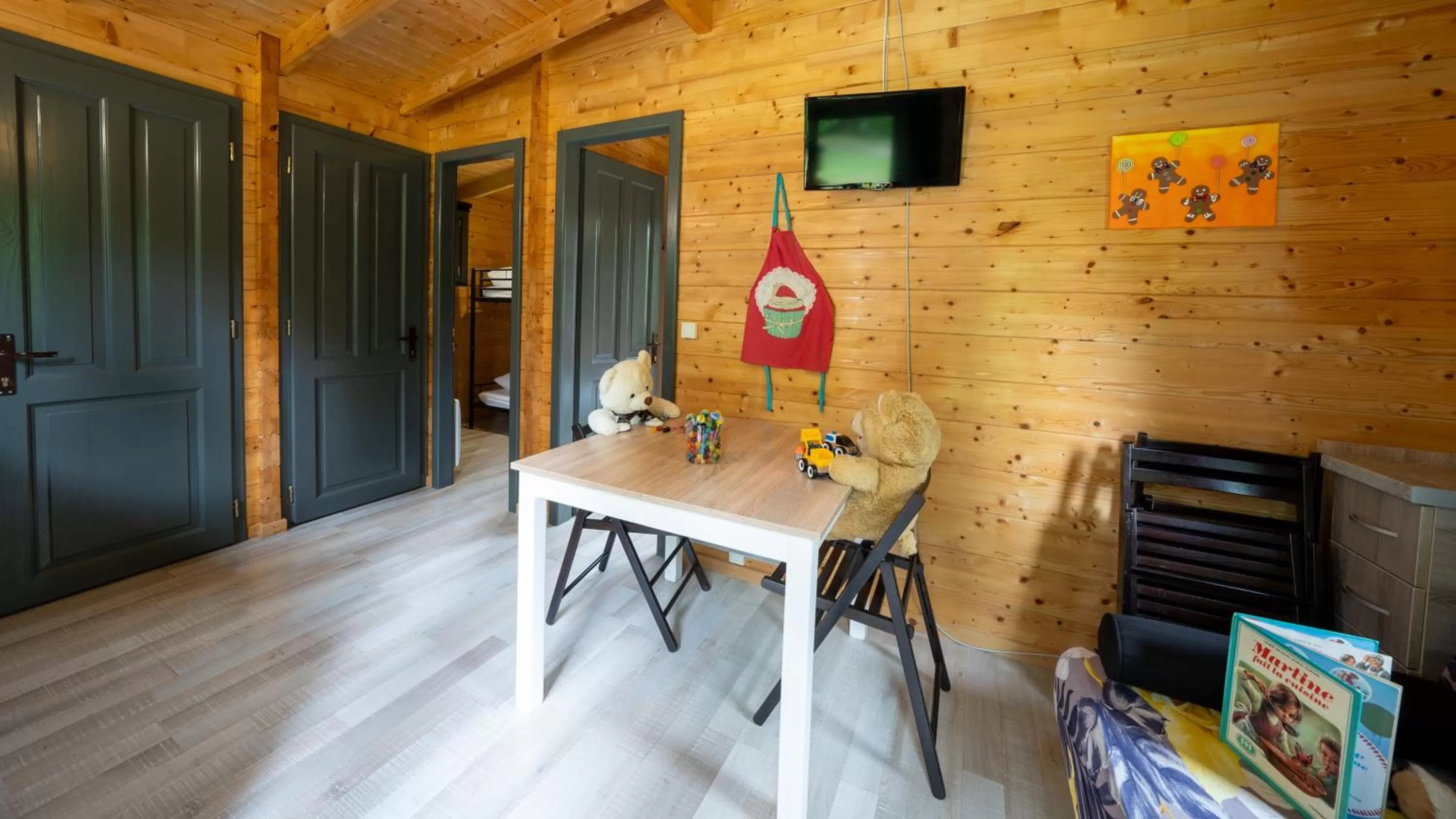 Communal lounge/ TV room in Le Village de la Champagne - Slowmoov