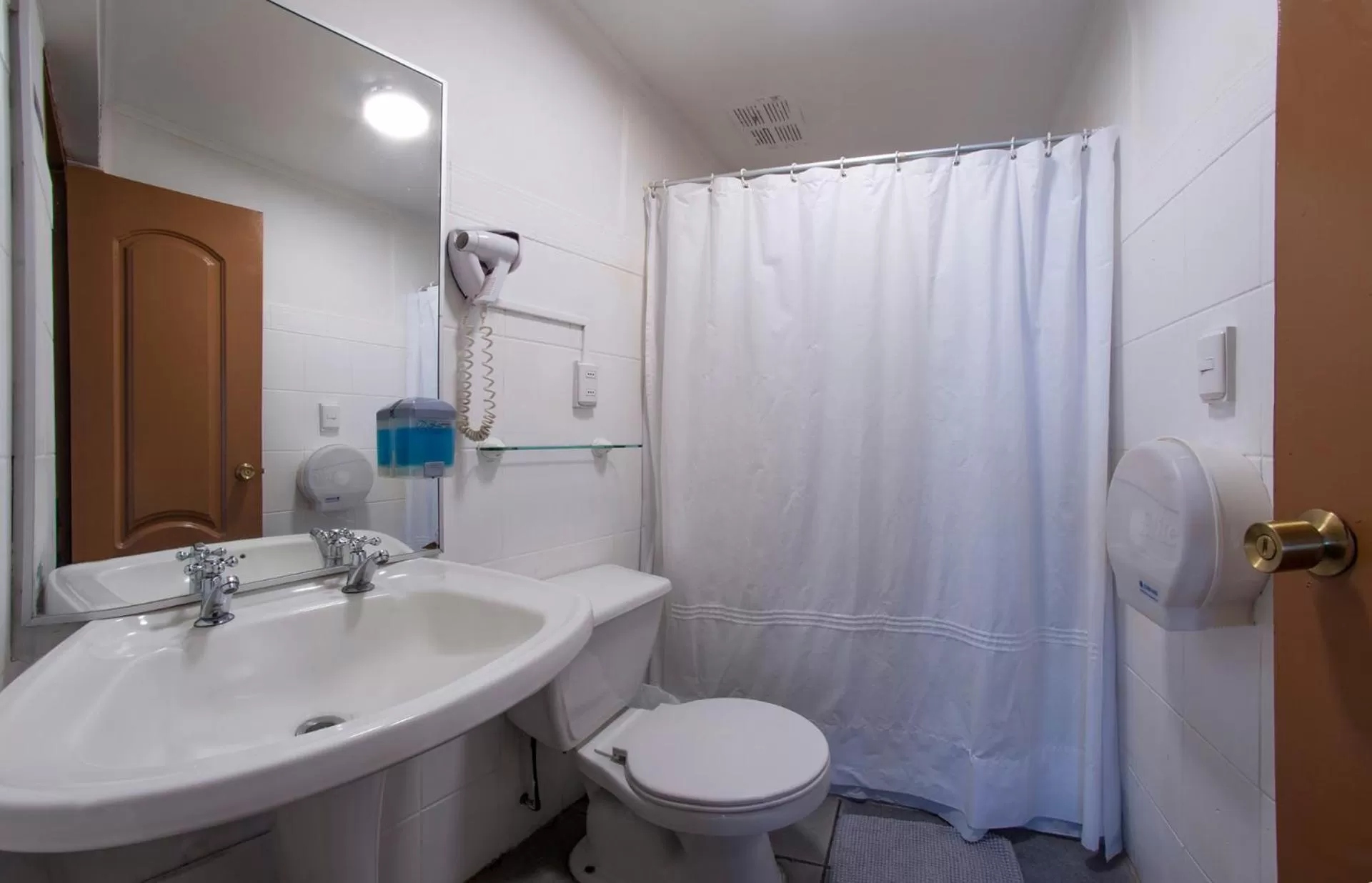 Bathroom in Etnico Bío Bío Hotel