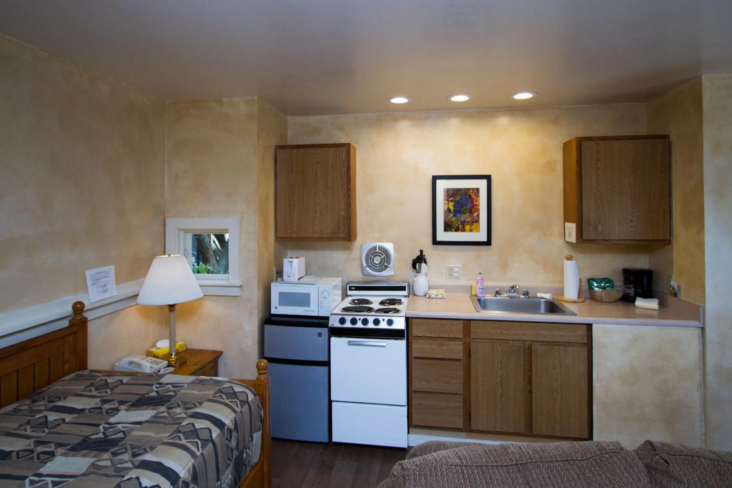 Kitchen or kitchenette, Bed in Sweetwater Inn and Spa