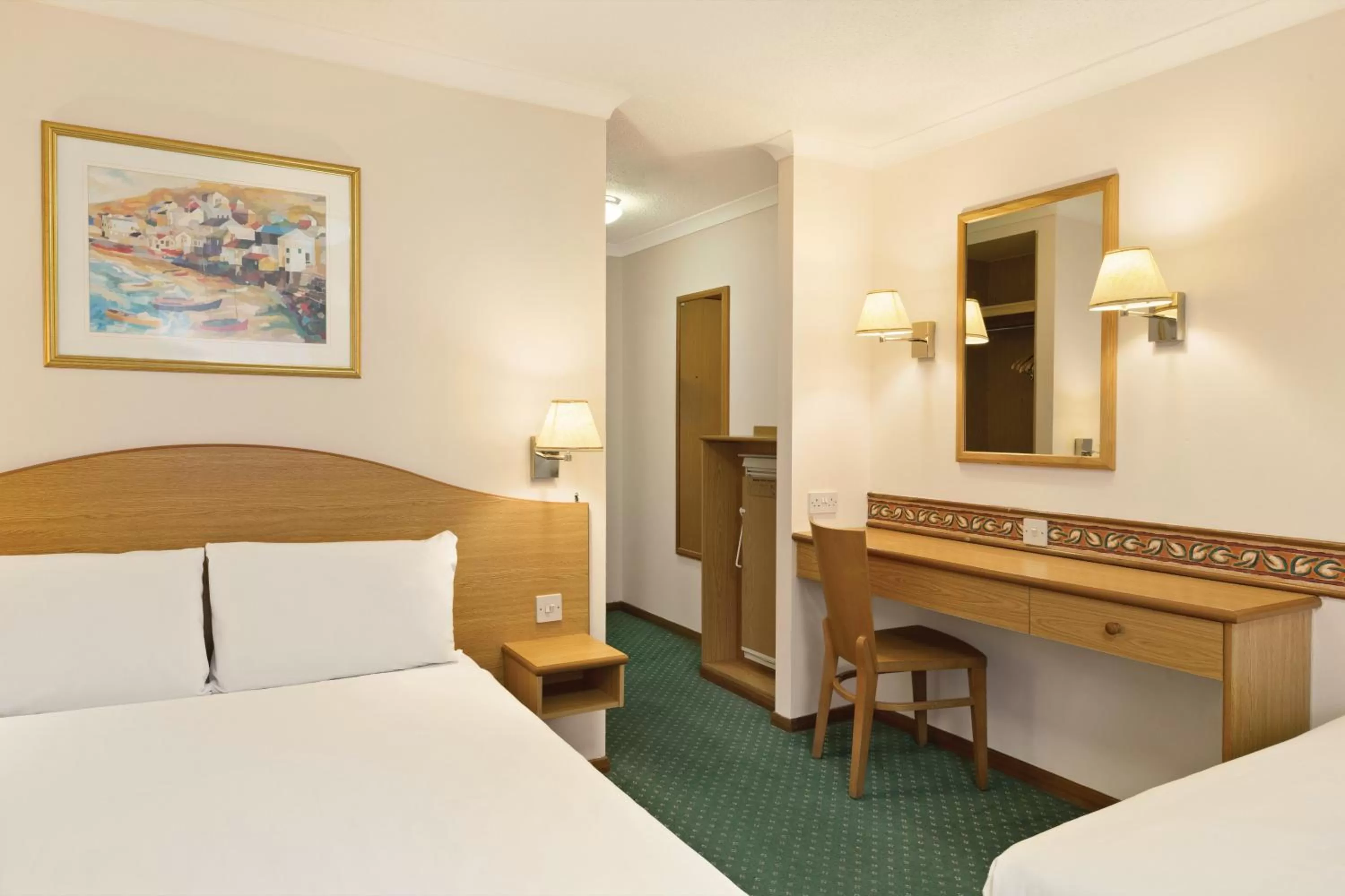 Photo of the whole room, Bed in Days Inn Hotel Leicester