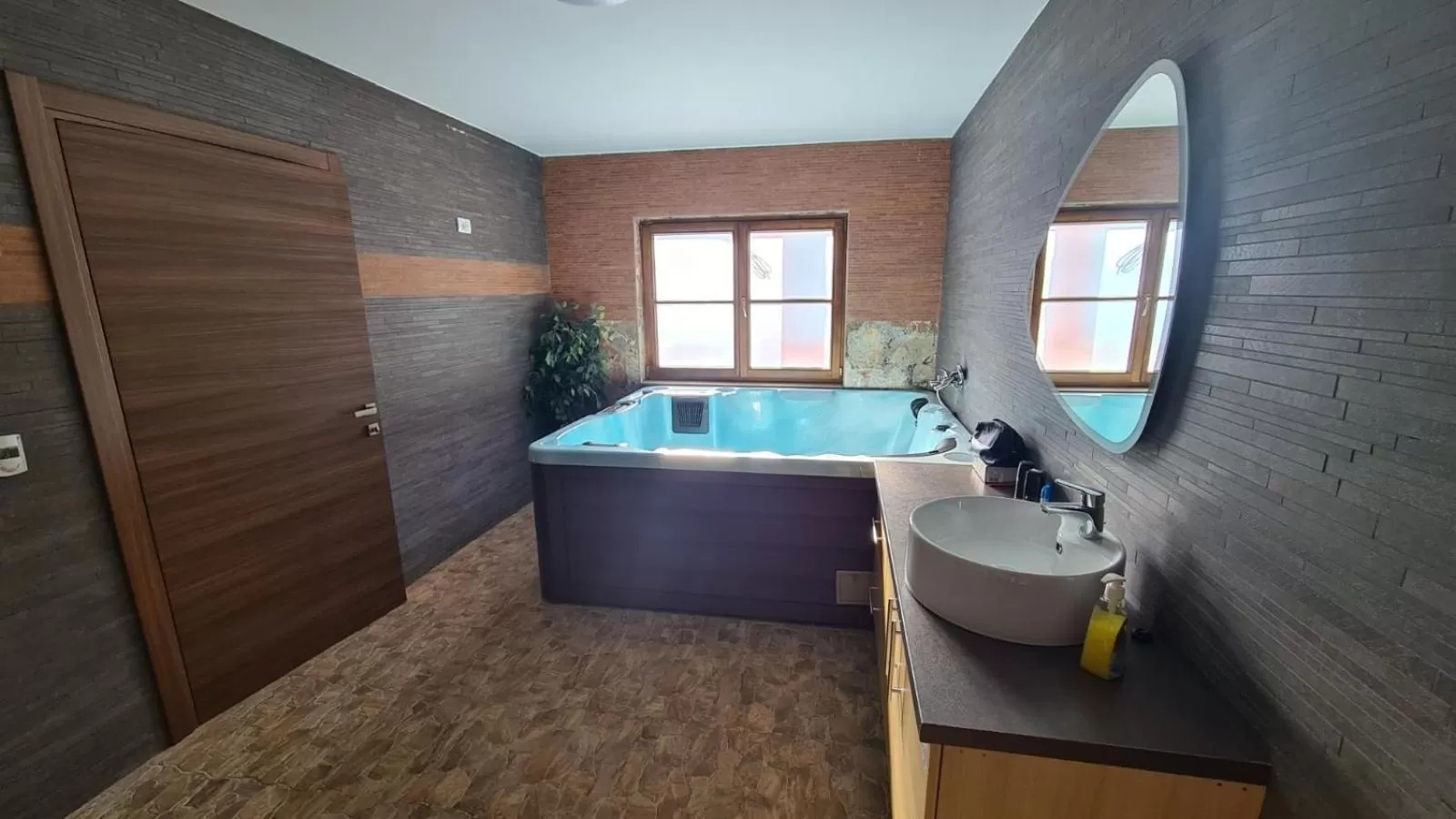 Hot Tub in Conacul Radacinilor