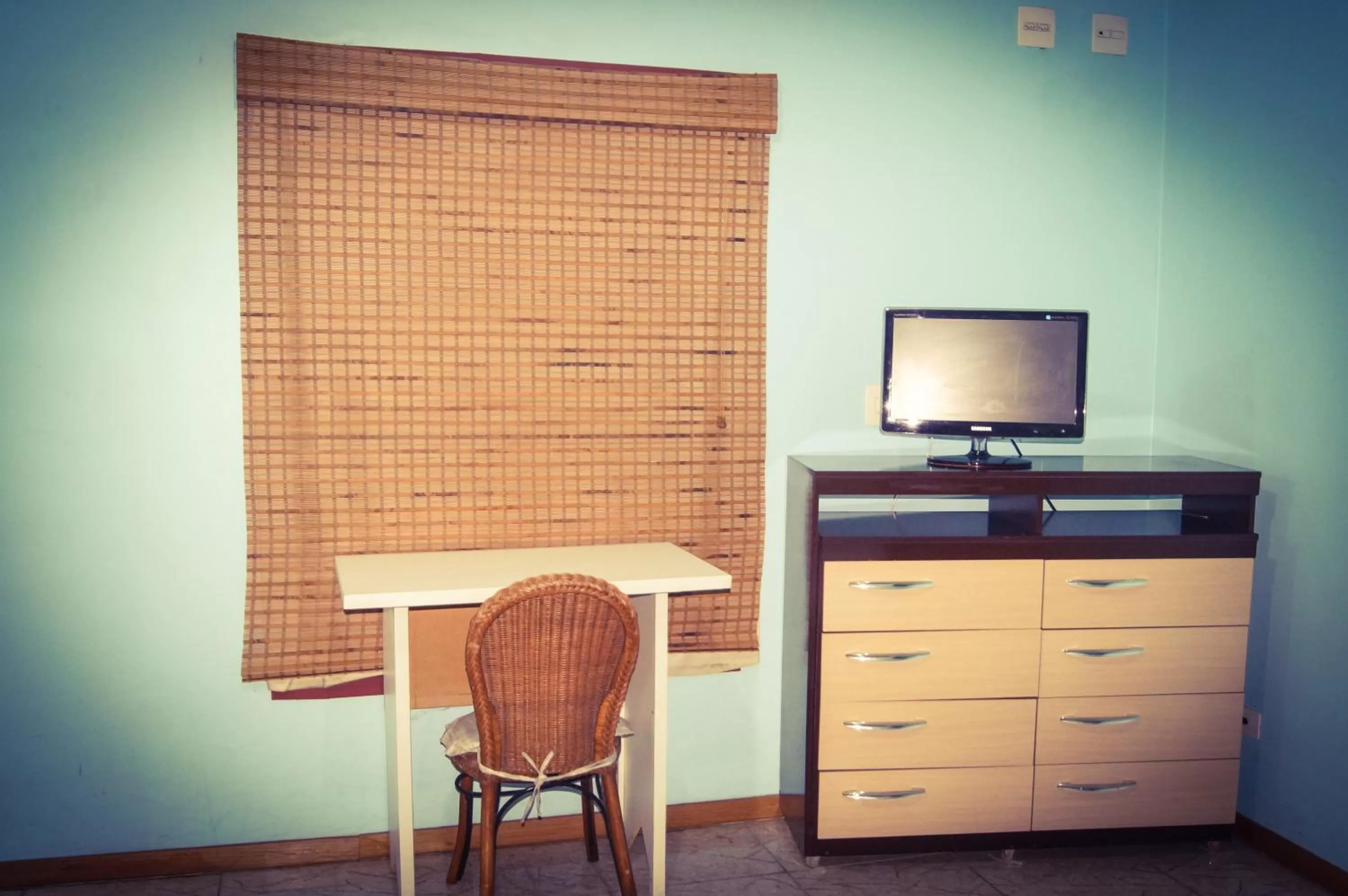 Bedroom, TV/Entertainment Center in Cumbipar King Hotel