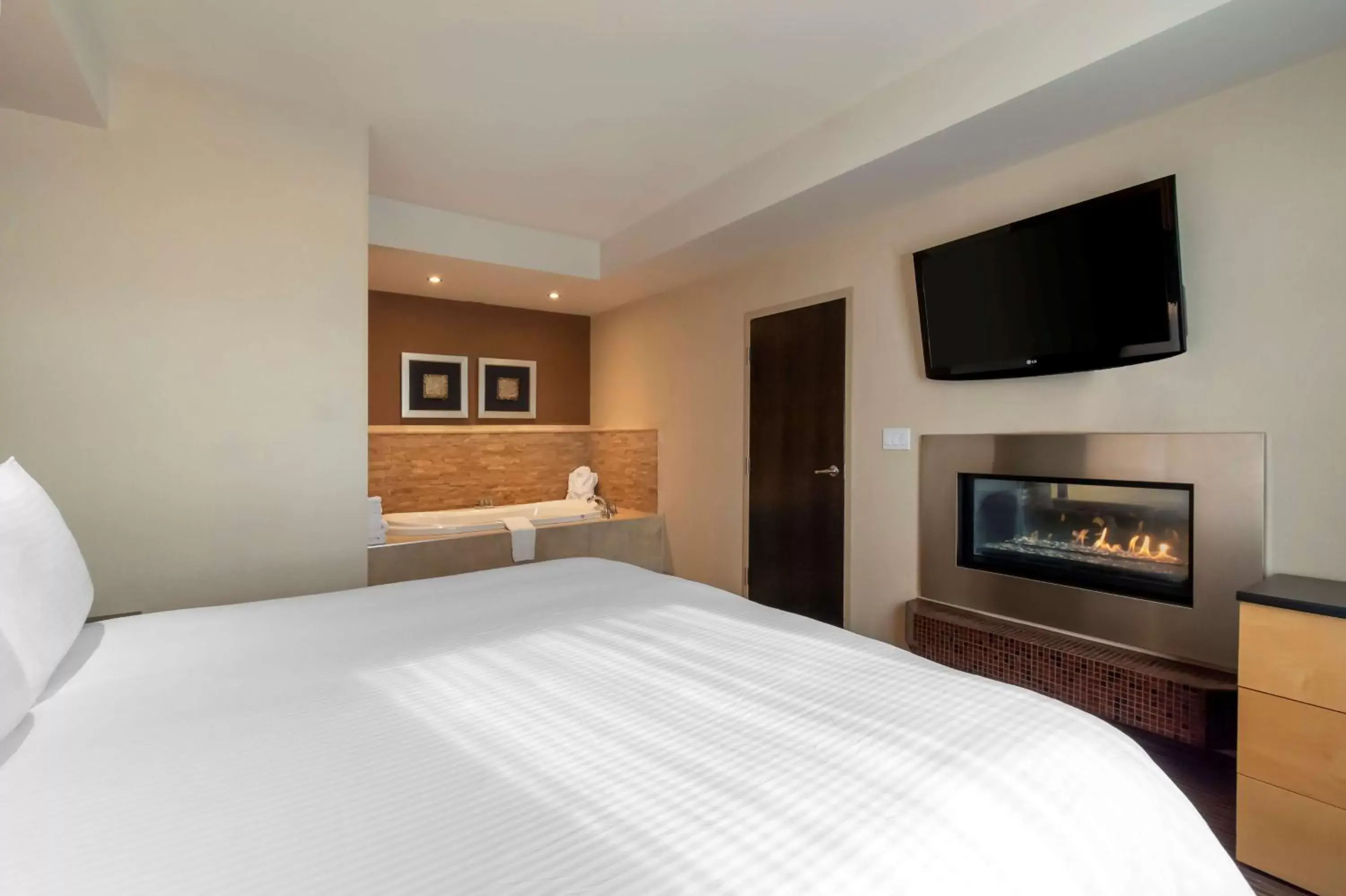 King Suite - Exterior Hall/Non-Smoking in Best Western Cold Lake Inn King Suite - Exterior Hall/Non-Smoking in Best Western Cold Lake Inn