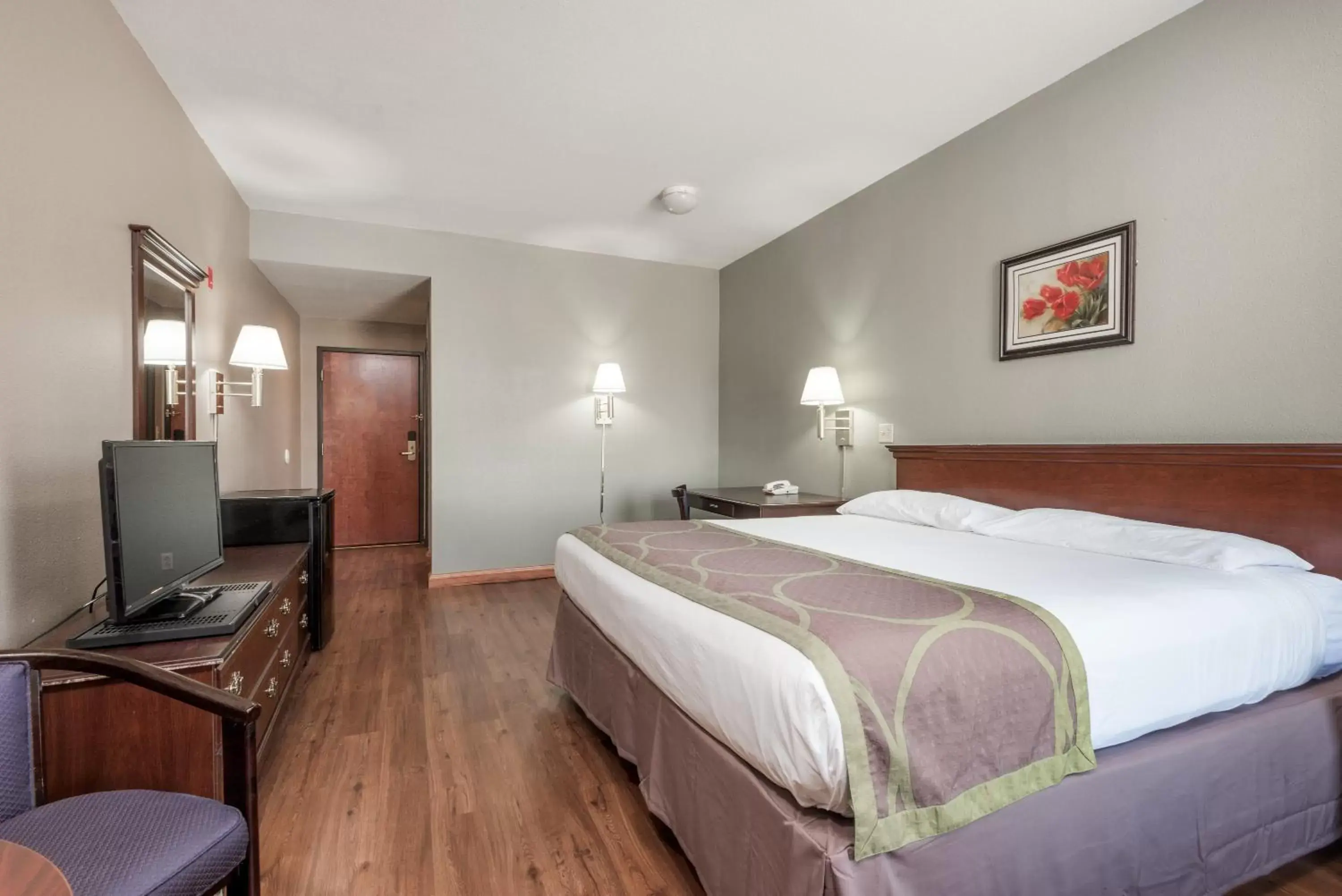 Deluxe King Room - Non-Smoking in Super 8 by Wyndham Grayson Deluxe King Room - Non-Smoking in Super 8 by Wyndham Grayson