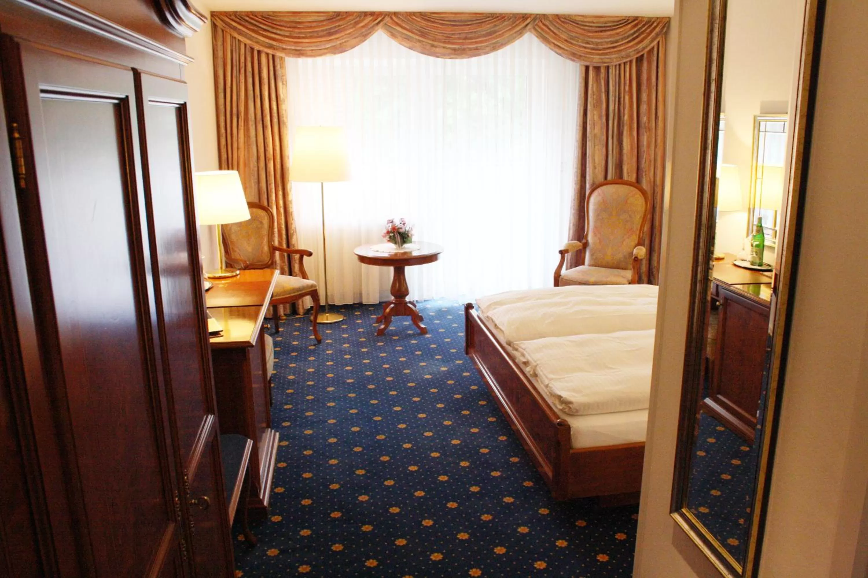 Photo of the whole room, Bed in Hotel König-Stuben