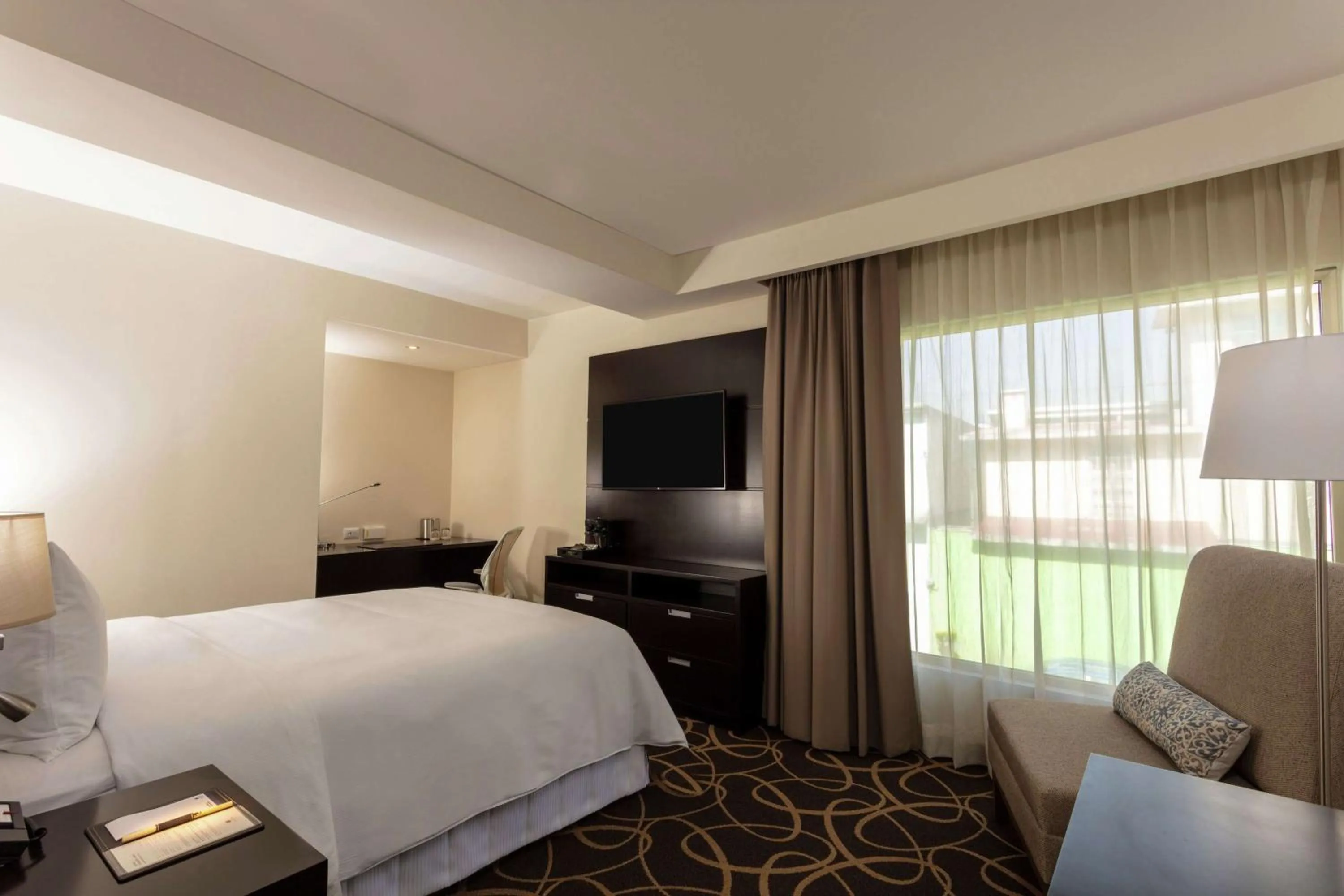Bedroom, Bed in Doubletree By Hilton Toluca