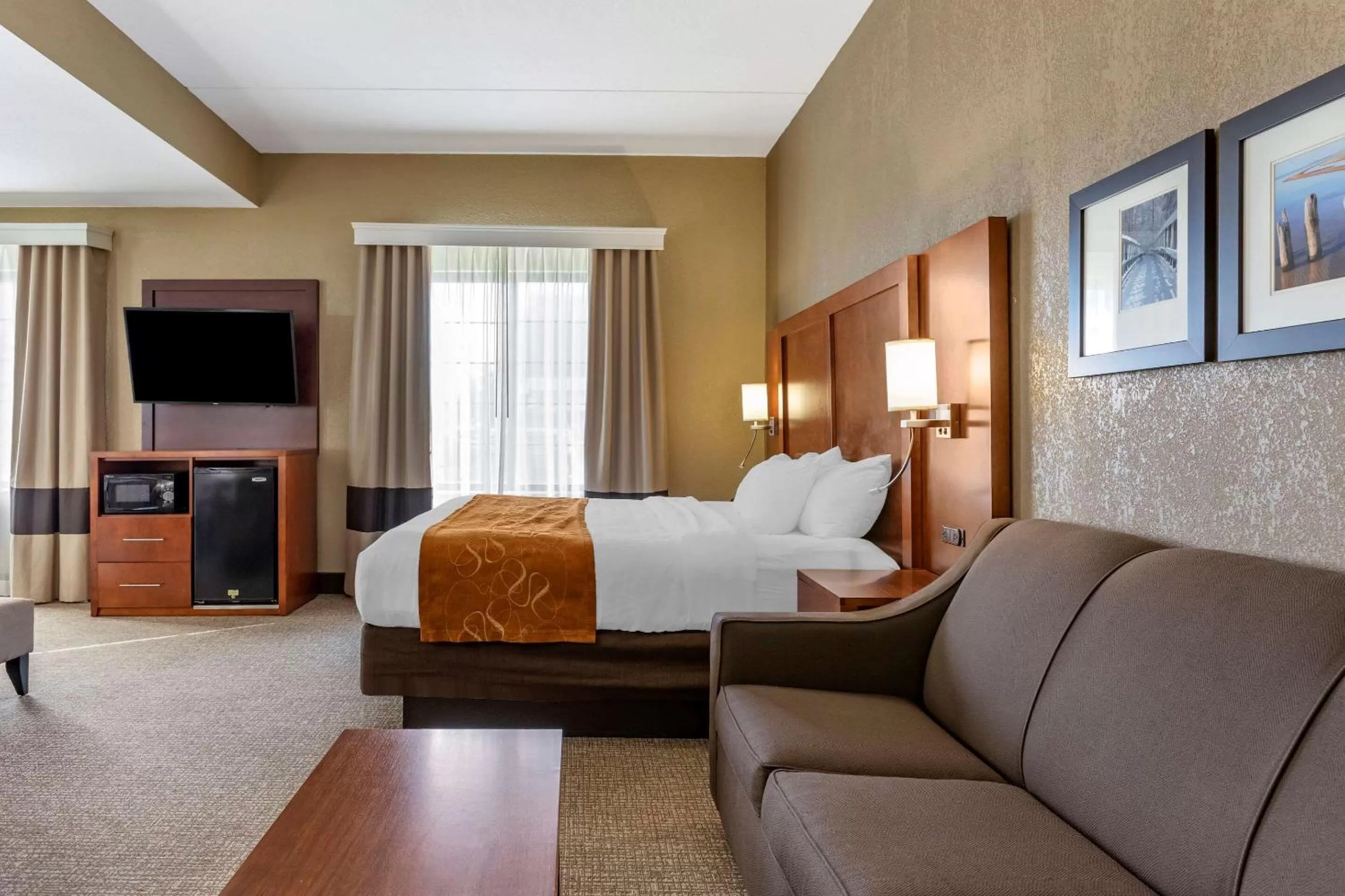 Photo of the whole room, Bed in Comfort Suites Grand Rapids South
