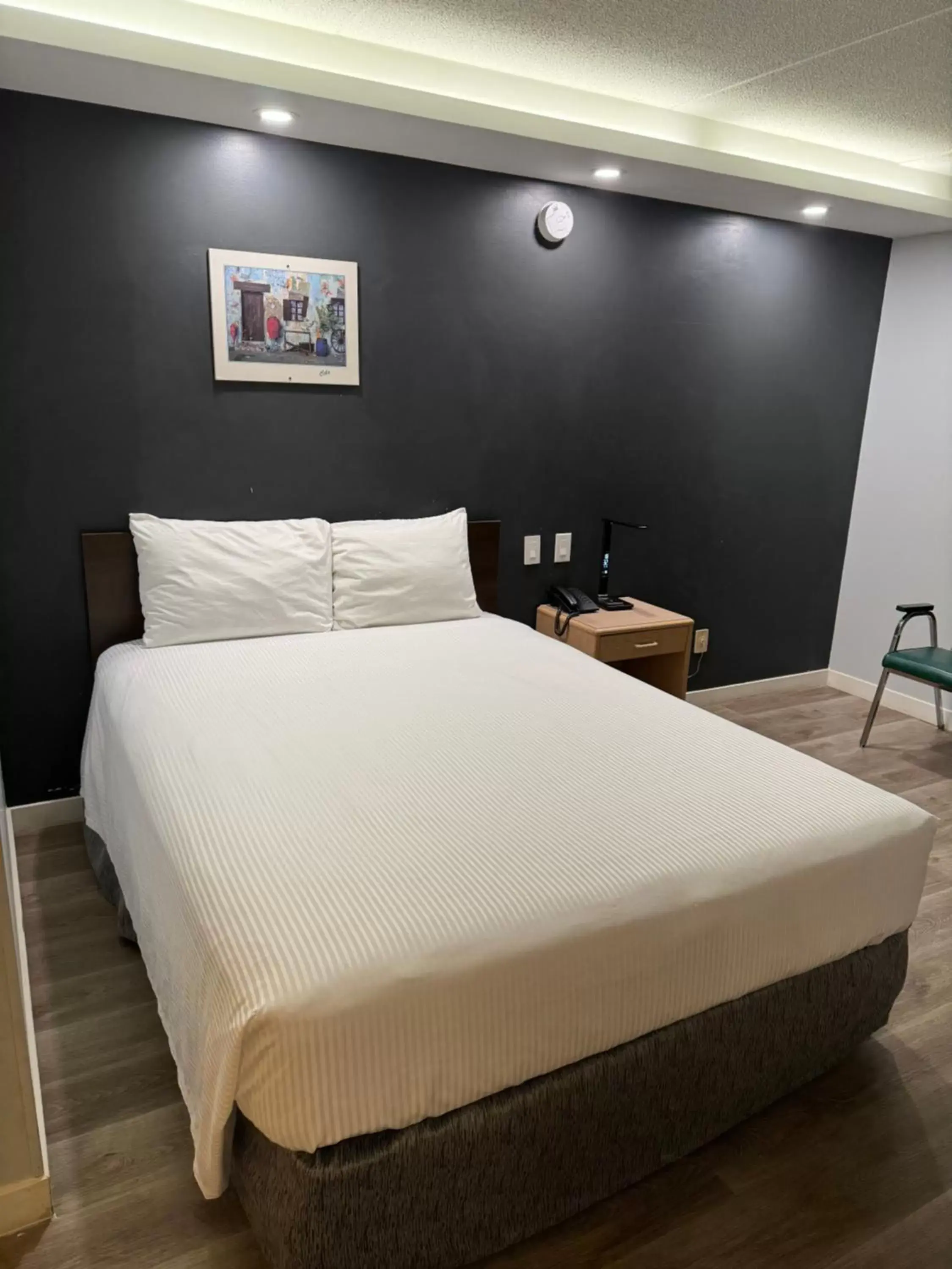 Queen Room - Non-Smoking in Travelodge by Wyndham Winnipeg Queen Room - Non-Smoking in Travelodge by Wyndham Winnipeg