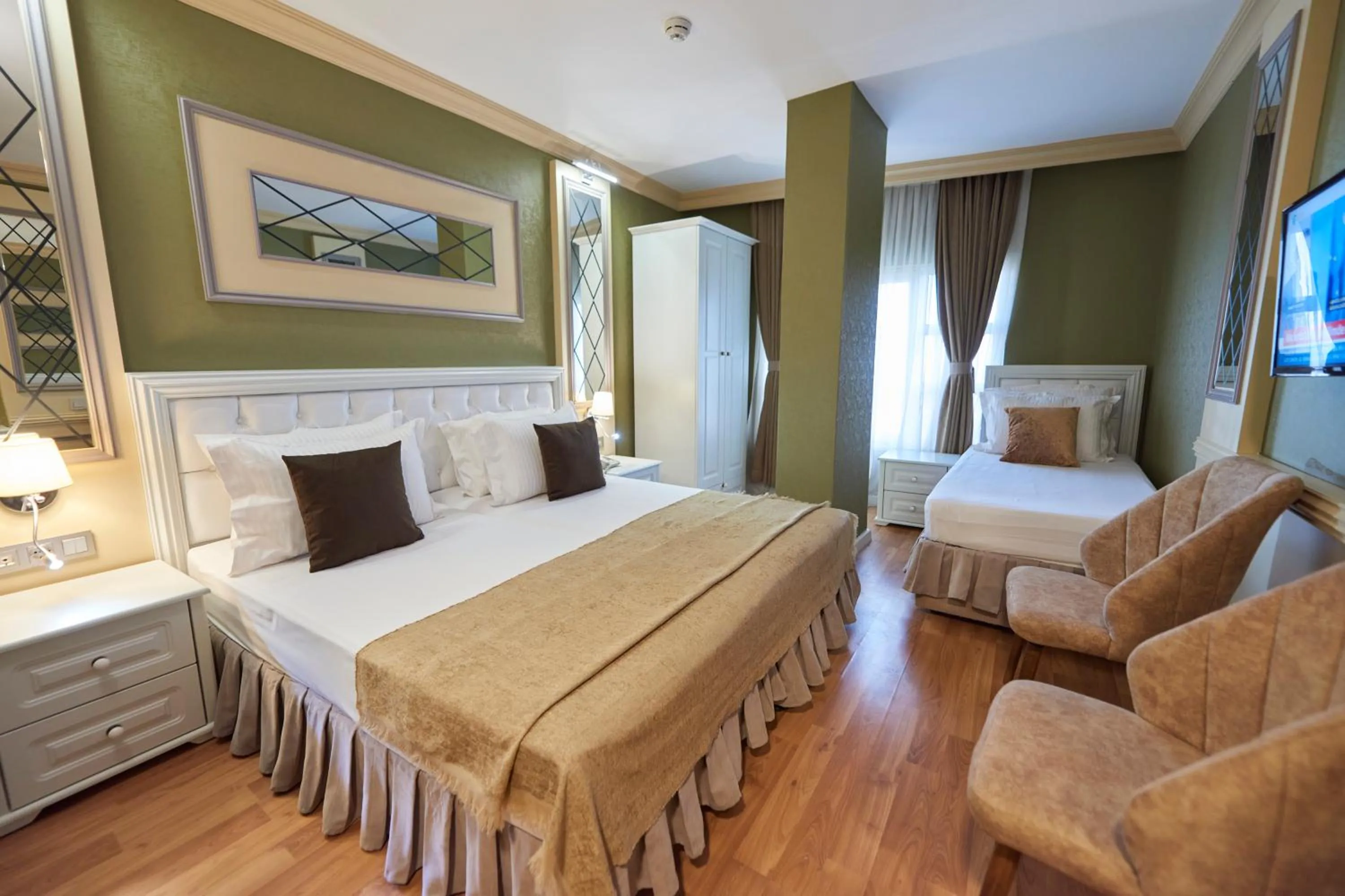 Photo of the whole room, Bed in Sunlight Hotel