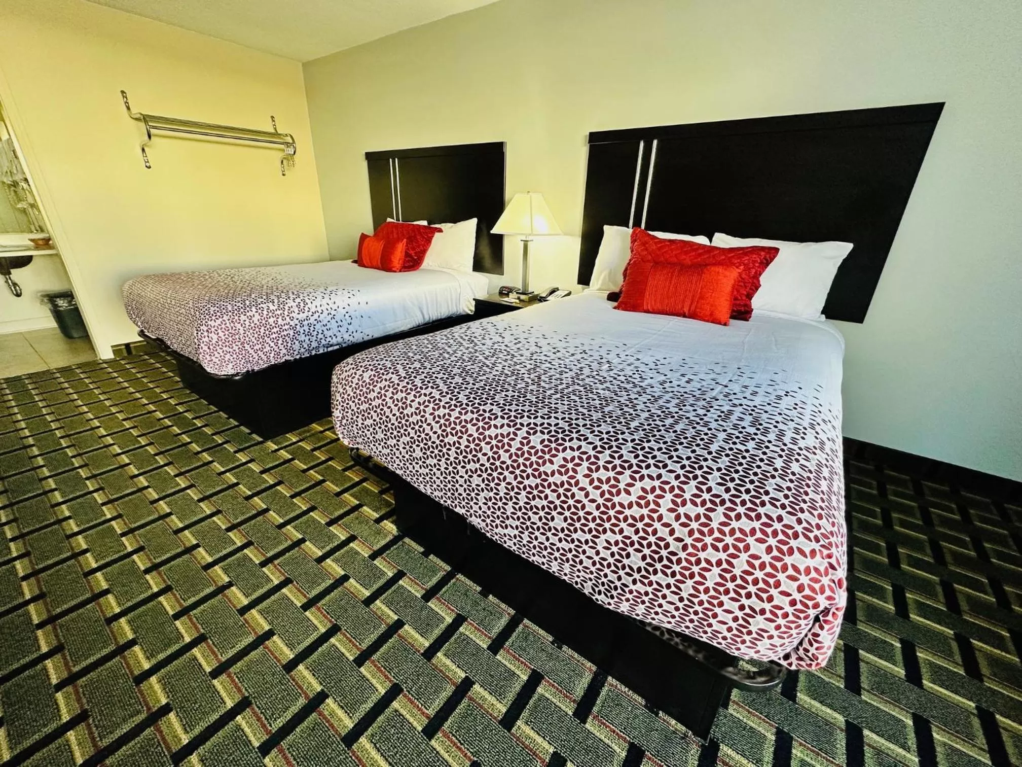 Bedroom, Bed in American Inn