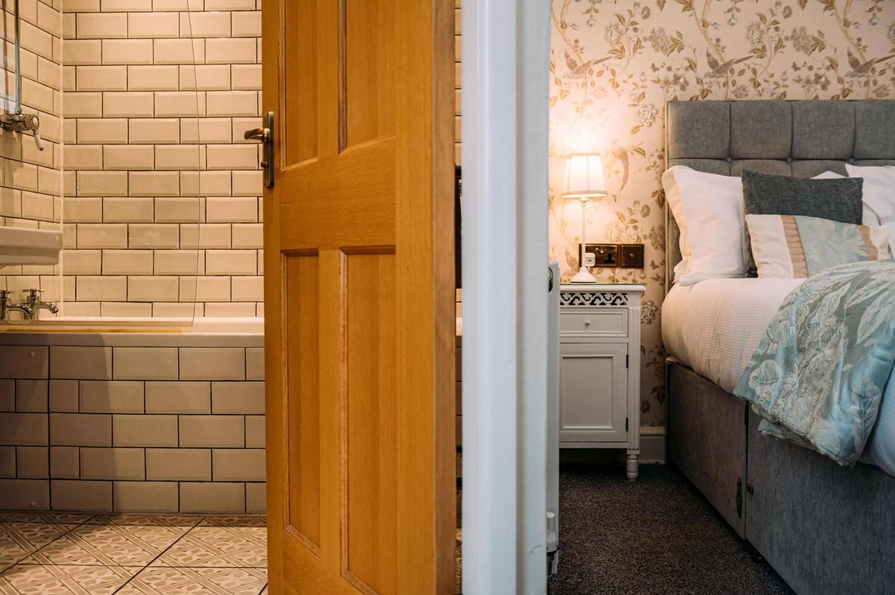 Bathroom, Bed in The Queens Hotel