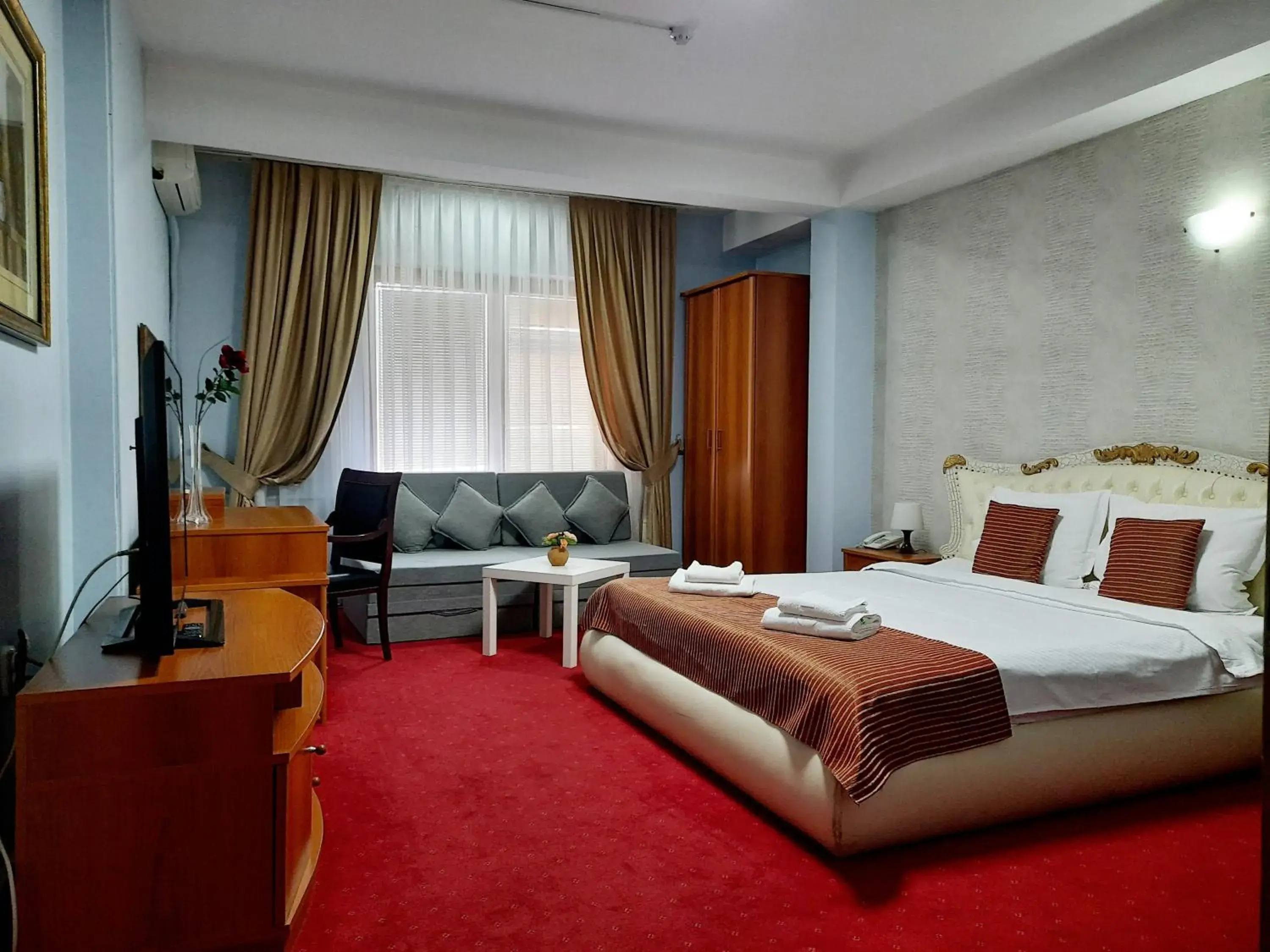 Deluxe Room - single occupancy in Hotel Aristocrat & Fish Restaurant Deluxe Room - single occupancy in Hotel Aristocrat & Fish Restaurant