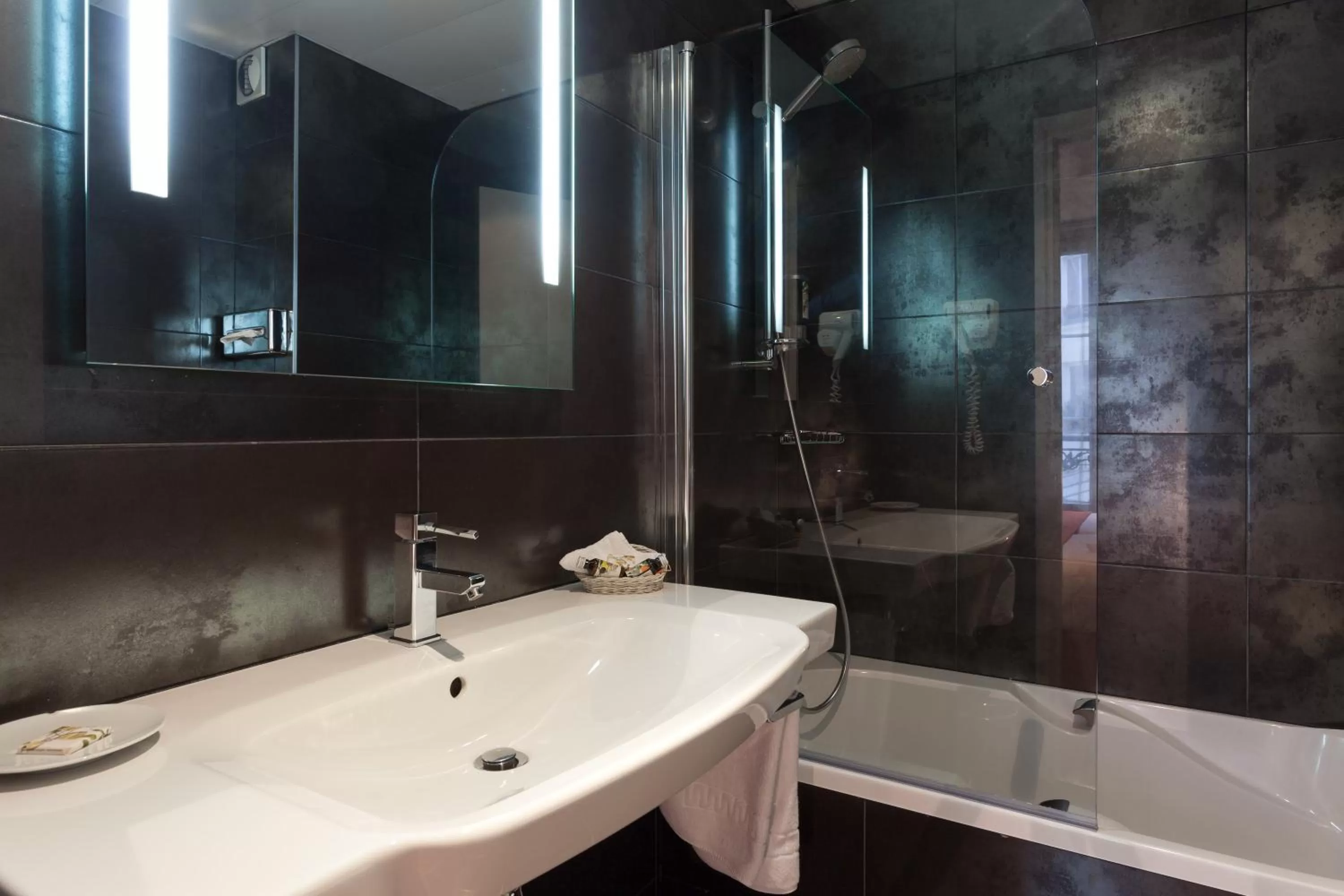 Bathroom in Hôtel Edouard 6 by Malone