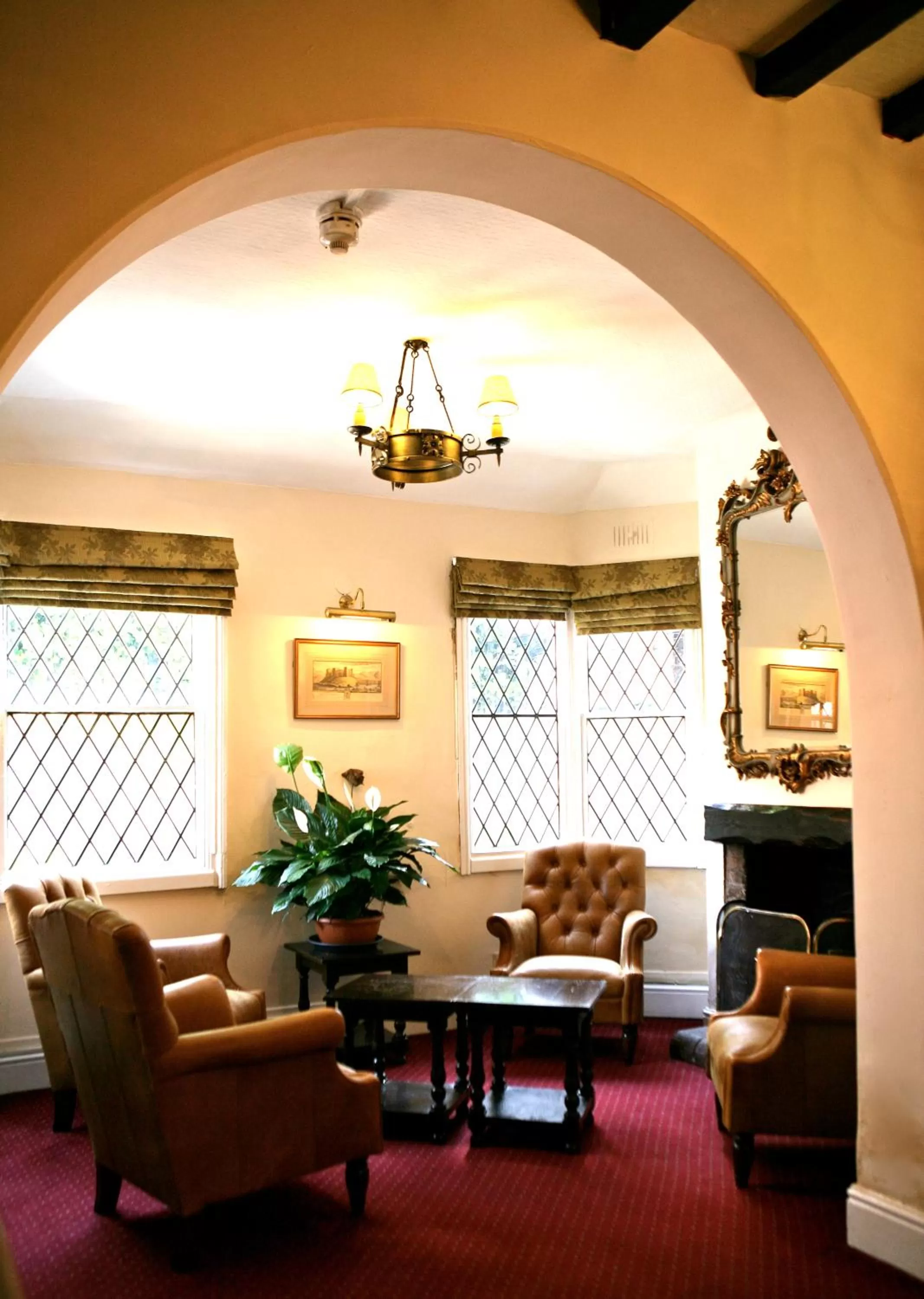 Lounge or bar in The Saracens Head Hotel