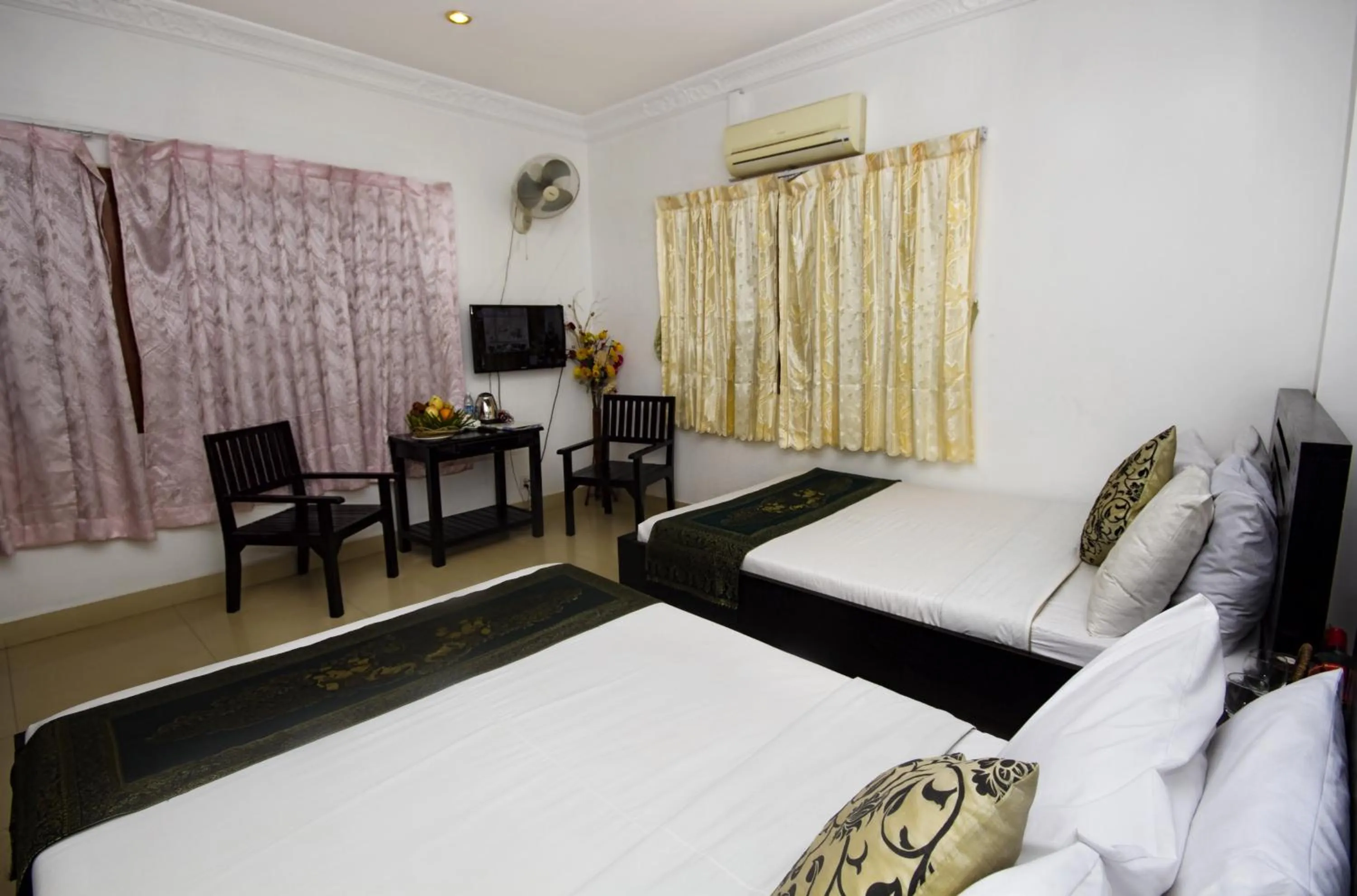 Photo of the whole room, Bed in King Boutique Hotel