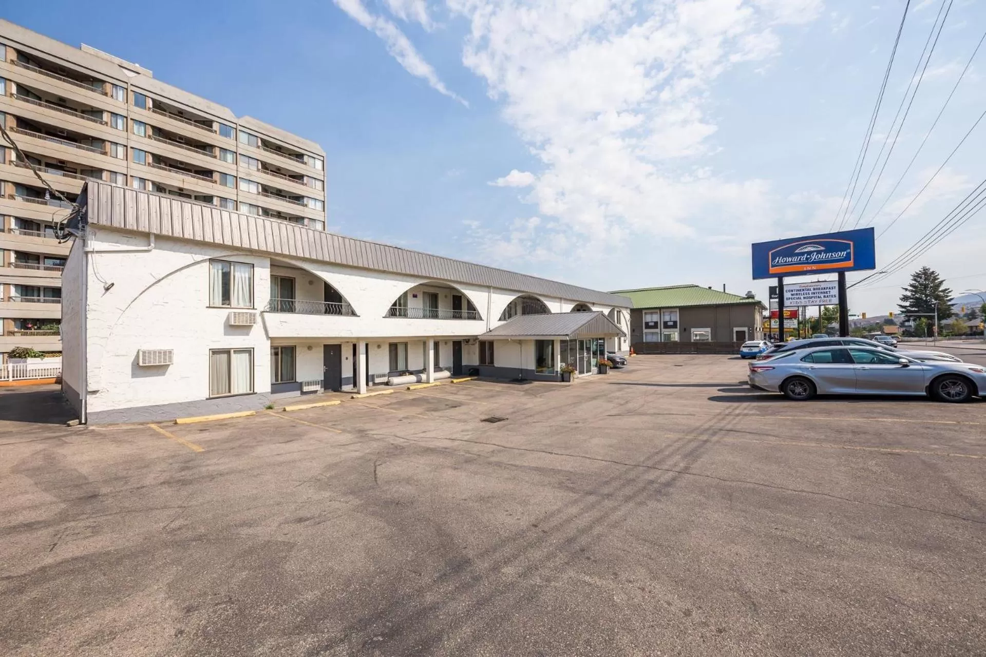 Property building in Howard Johnson by Wyndham Downtown Kamloops