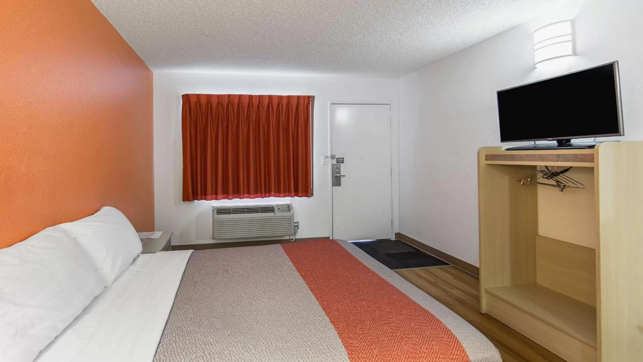 Bedroom, Bed in Motel 6-Medford, OR - North