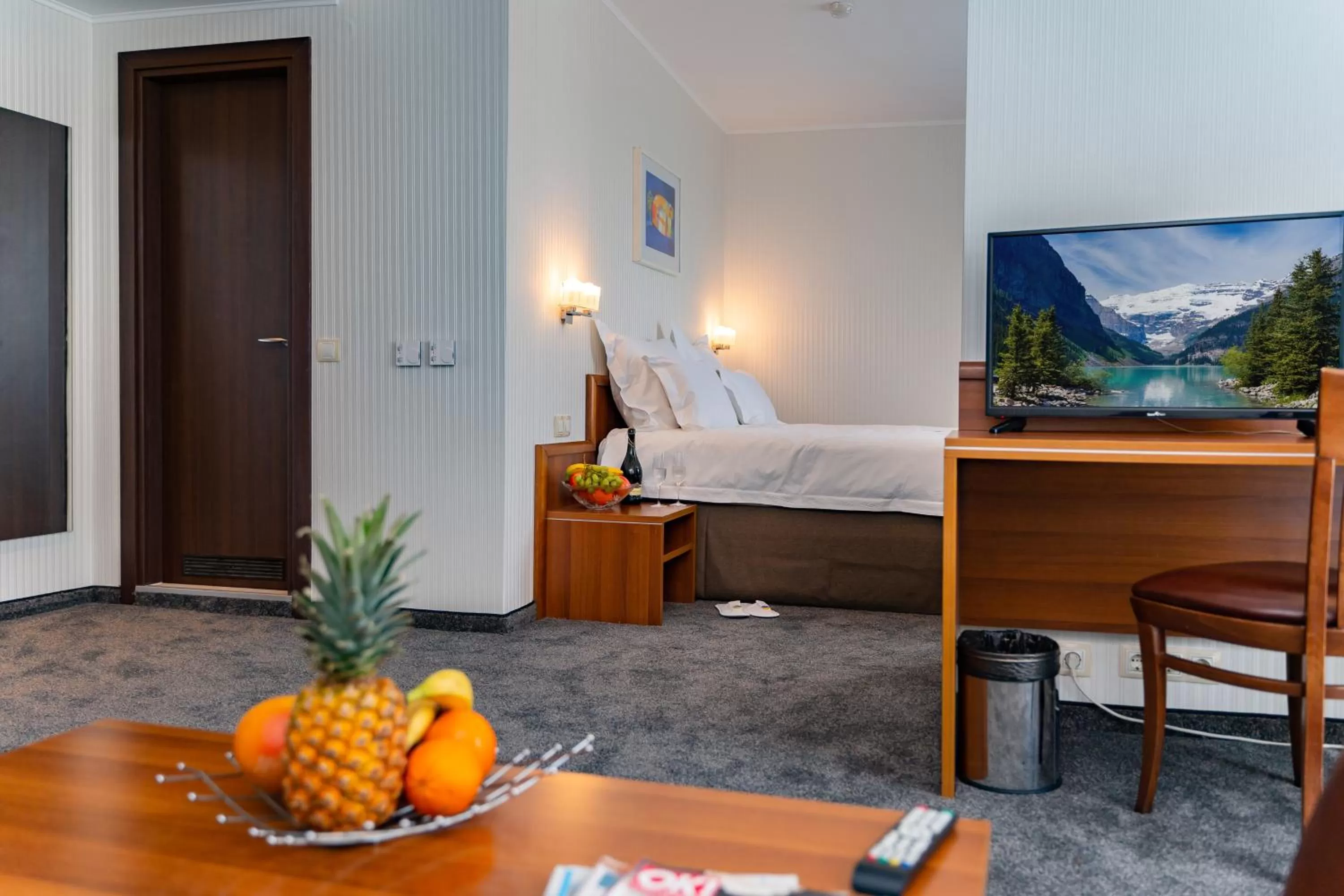 Bed in Panorama Hotel - Free EV Charging Station