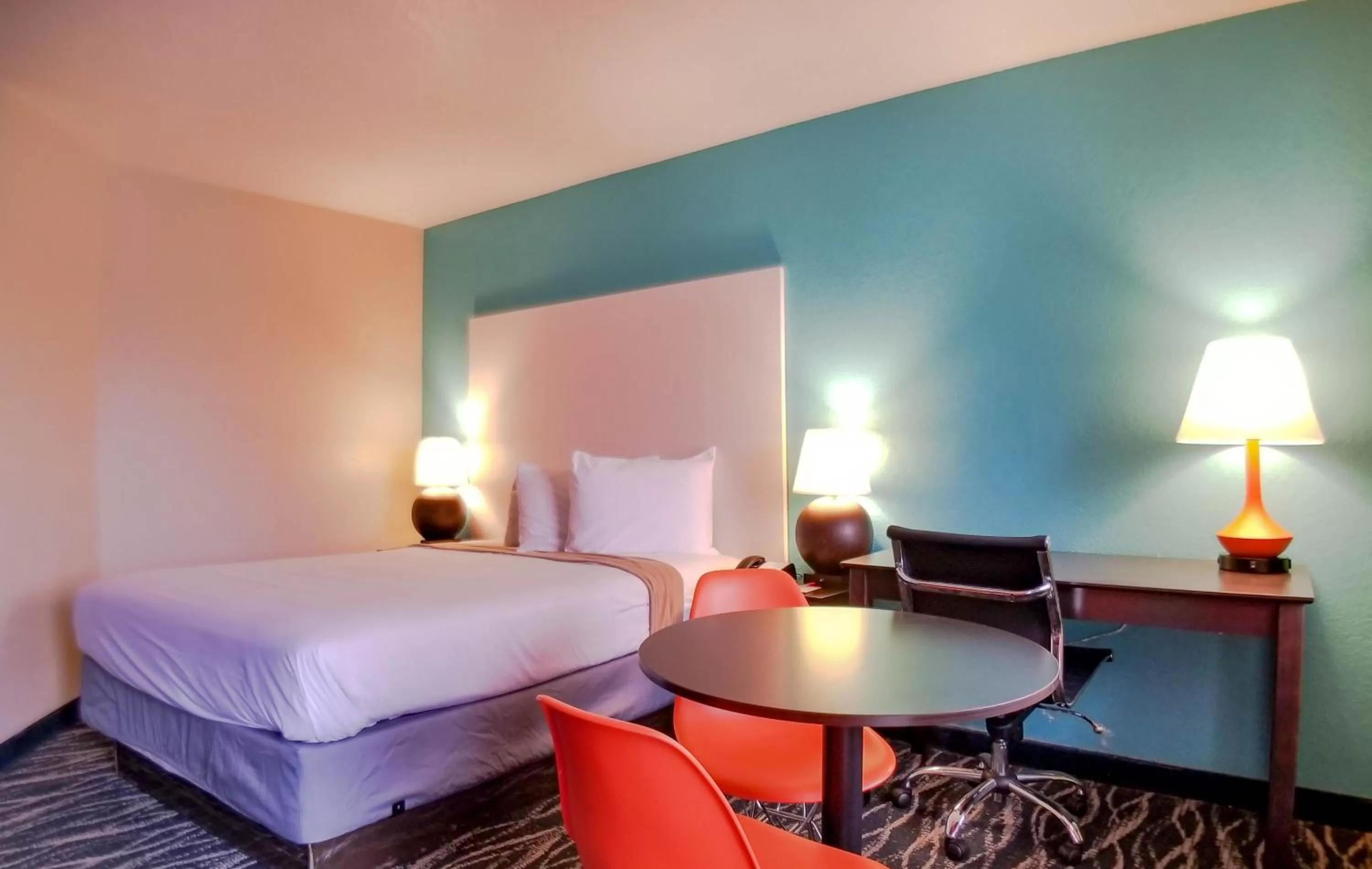 Bed in Howard Johnson by Wyndham Houston Hobby Airport