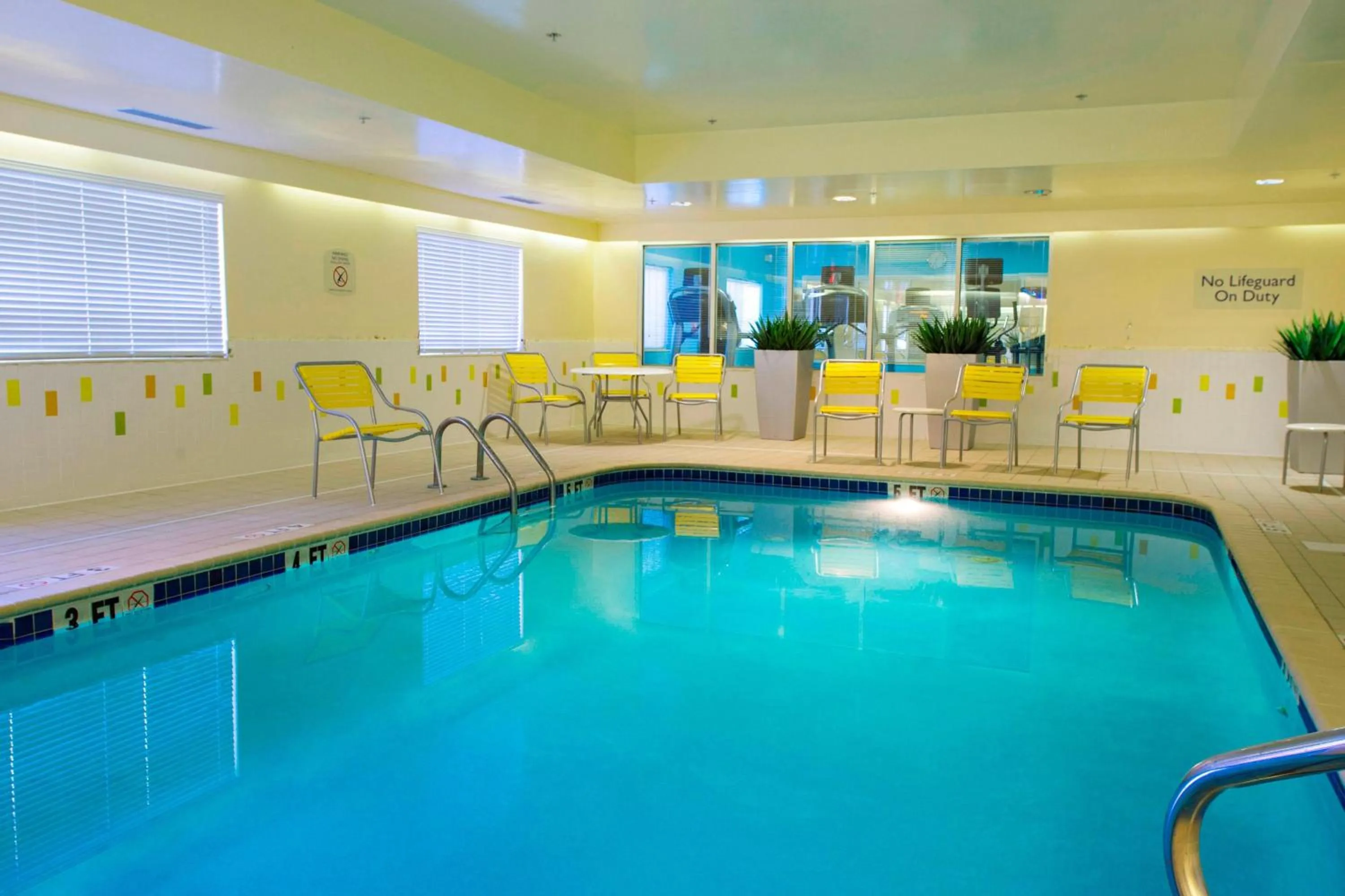 Swimming pool in Fairfield Inn Huntsville