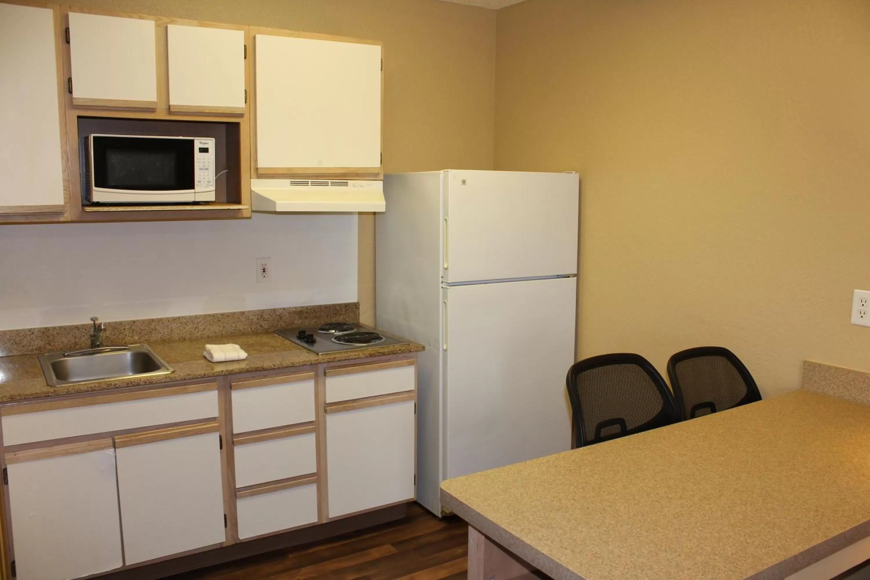 Kitchen or kitchenette in Extended Stay America Suites - Houston - Katy Freeway - Energy Corridor