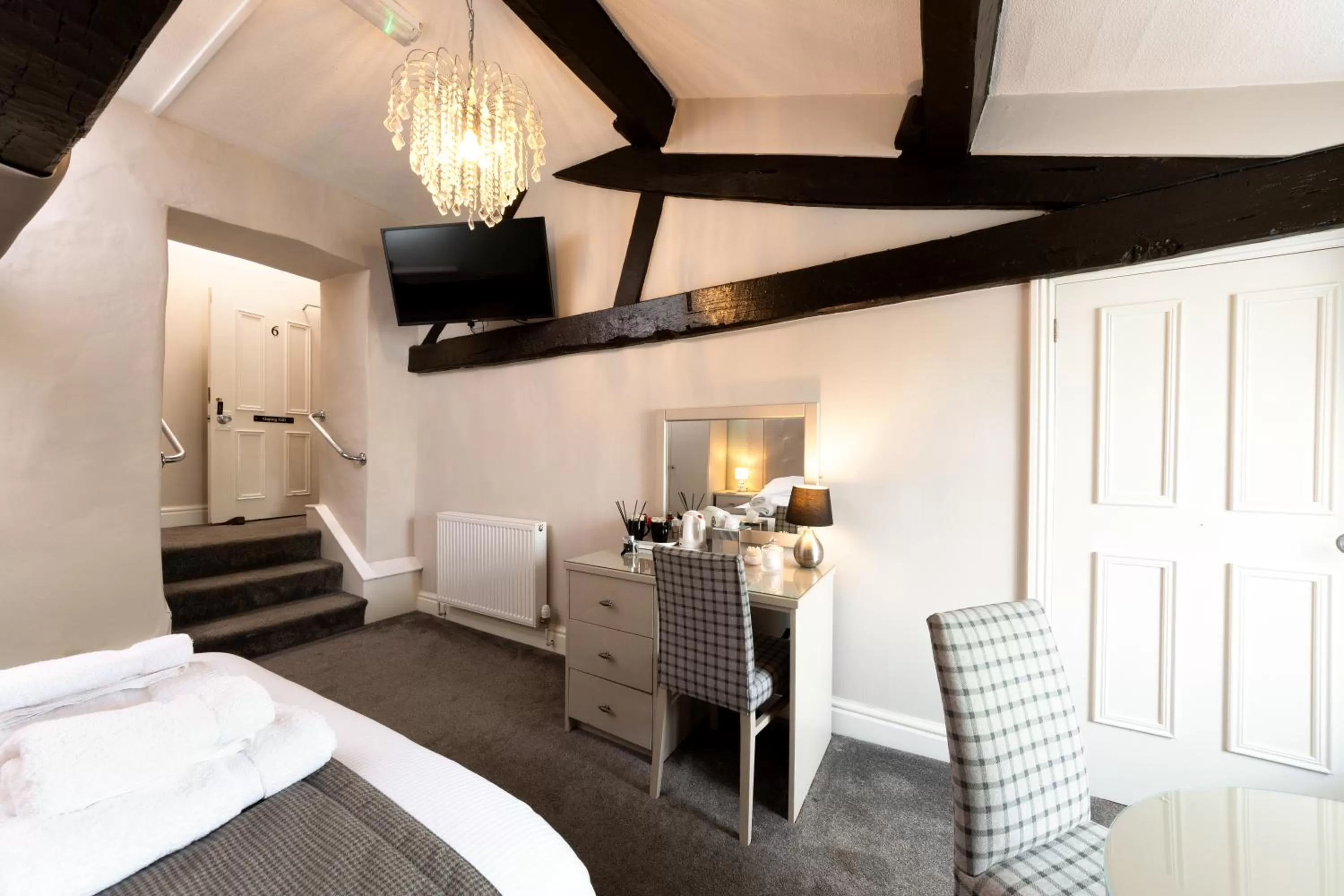 Deluxe Double Room with Bath in Maypole Inn