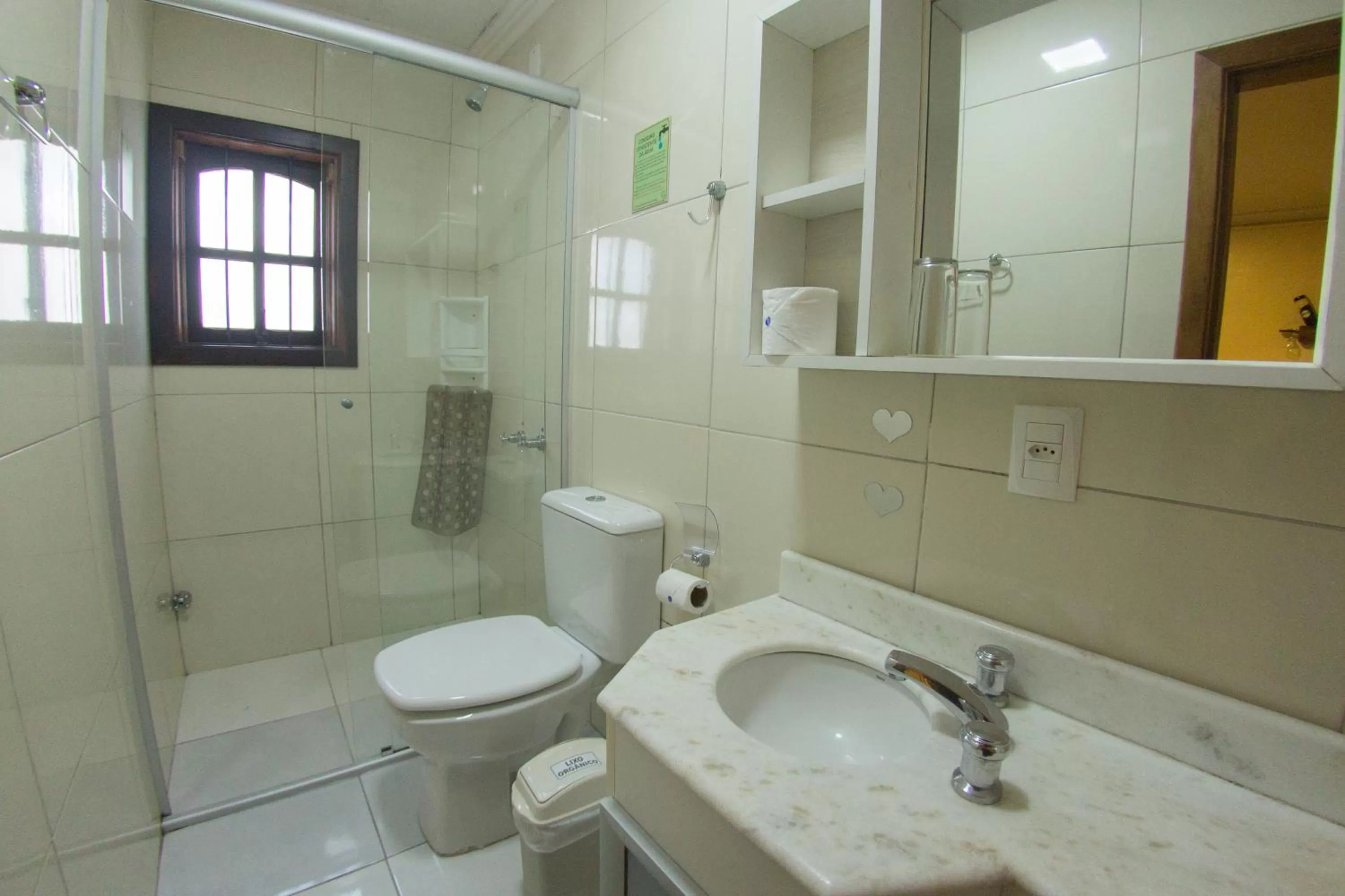 Bathroom in Pousada Green House by Conrado Vitali