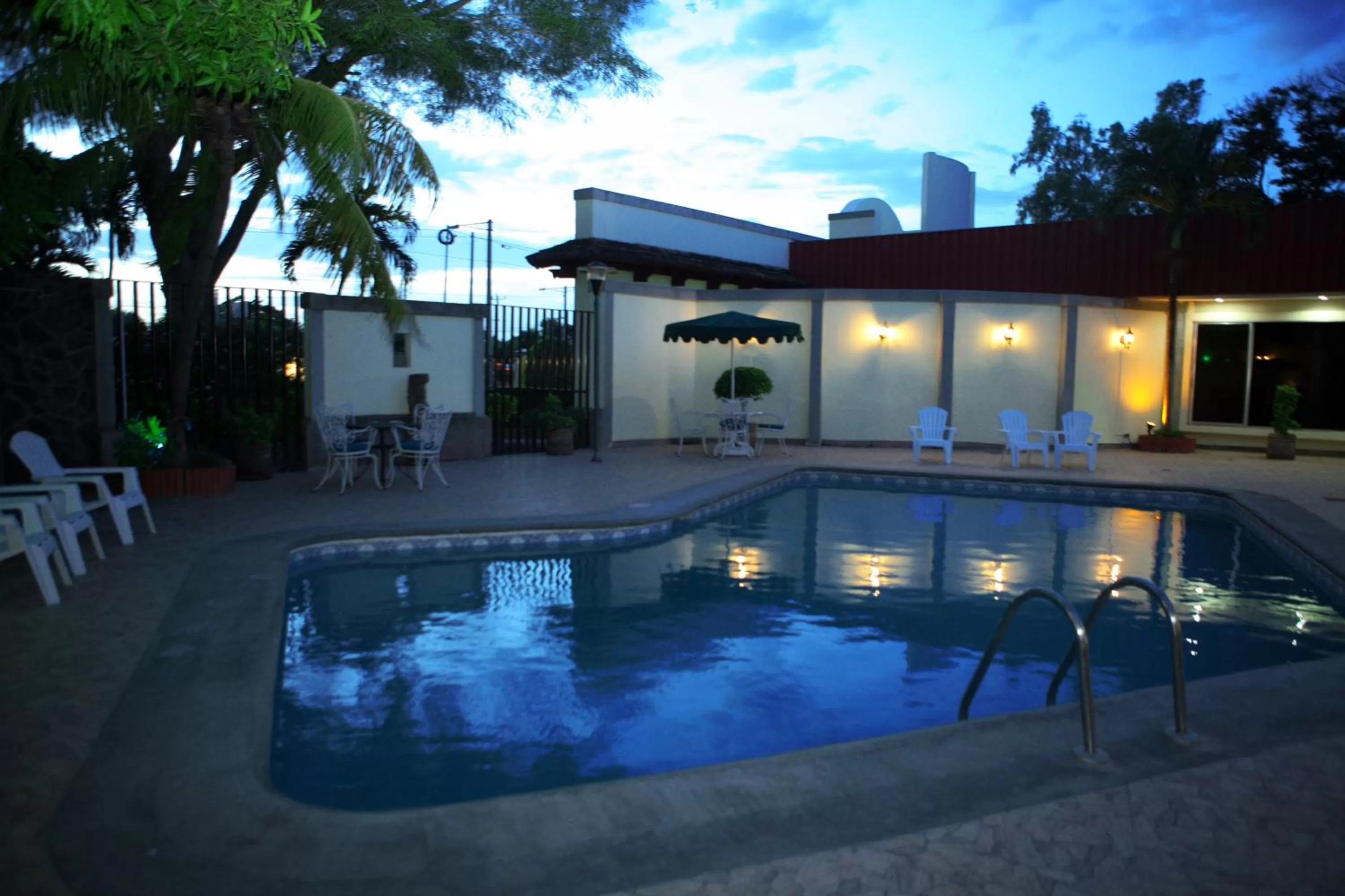 Swimming pool, Property Building in Hotel Estrella