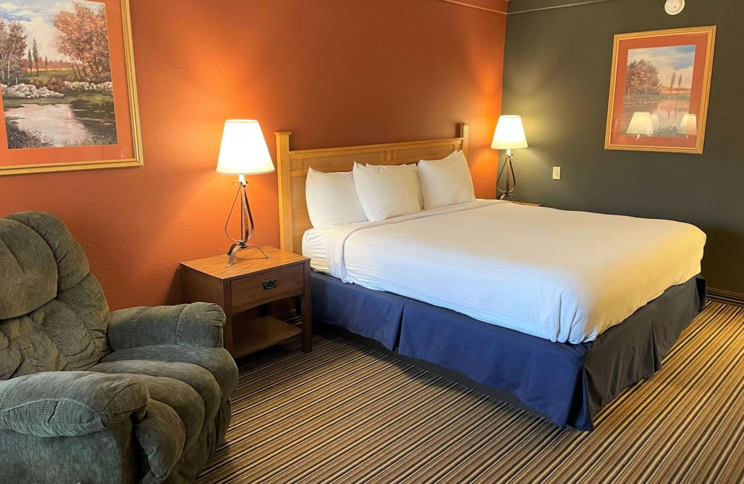 Bedroom, Bed in Crossroads Hotel & Event Center